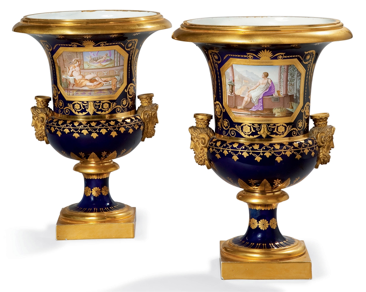 PAIRE DE VASES "MEDICIS A TETES DE ZEUS" EN PORCELAINE DE SEVRES DU