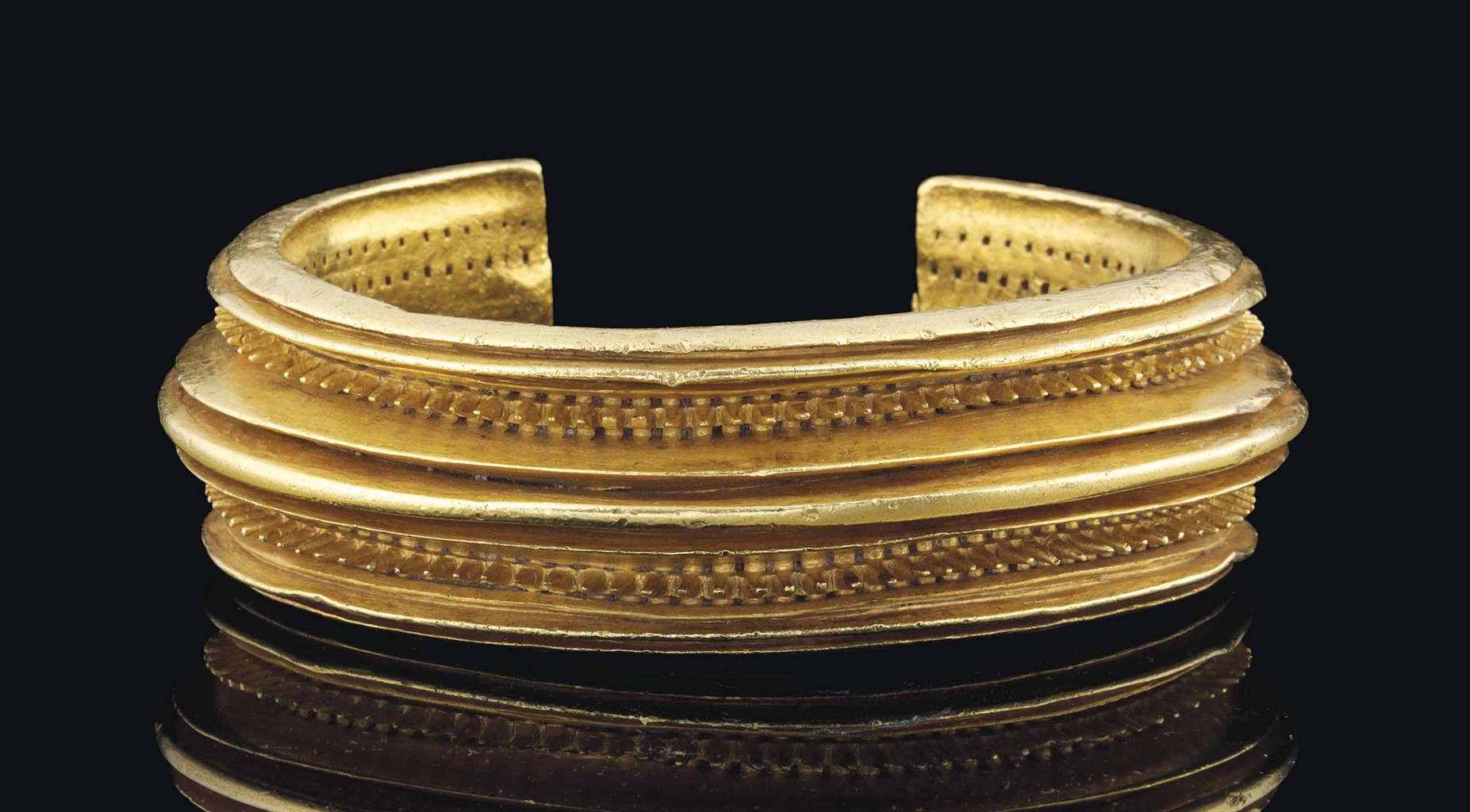 A CELTIC SOLID GOLD BRACELET IRON AGE, CIRCA 1000 B.C. jewelry