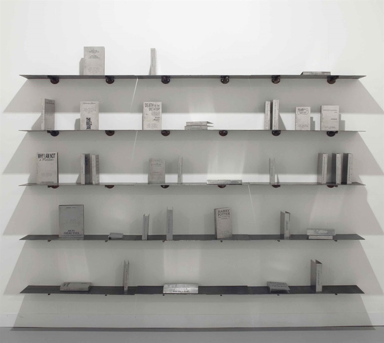 Shilpa Gupta (b. 1976), otra persona una biblioteca de 35 libros escritos anónimamente o bajo seudónimos, 2011-12.  Grabada libros de acero inoxidable y estantes.  7⅞ x 10¼ pulgadas (20 x 26 cm) cada libro;  96 en (244 cm) en general cada estante;  96 x 8 ½ x 72 in (244 x 21,6 x 188,9 cm) de instalación global.  Estimar $ 40.000-60.000.  Este trabajo se ofrece en el sur de Asia Modern Art + contemporánea en