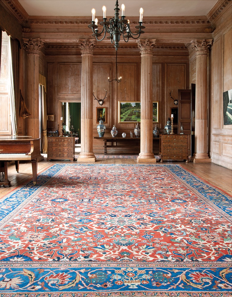 Un grande tappeto di Sultanabad. West Persia, c. 1890. 24 piedi 1 in x 13 piedi 5 in (735 cm x 407 cm). Questo lotto è stato offerto in tappeti e tappeti orientali il 18 ottobre 2016 presso Christie's a Londra, King Street e venduto per £ 27.500