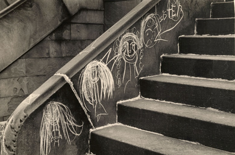 Helen Levitt, New York City, c. 1938. Gelatin silver print; printed c. 1938. Exhibitor HOWARD GREENBERG