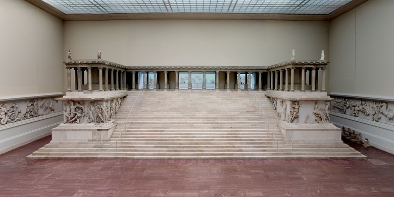 Overall view of the Pergamon Altar, built in first half of 2nd century BC. Photo © Staatliche Museen zu Berlin, Antikensammlung Photographer Johannes Laurentius