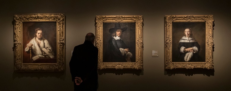 Installation view of Rembrandt and Amsterdam Portraiture, 1590-1670. Photo Museo Thyssen-Bornemisza, Madrid