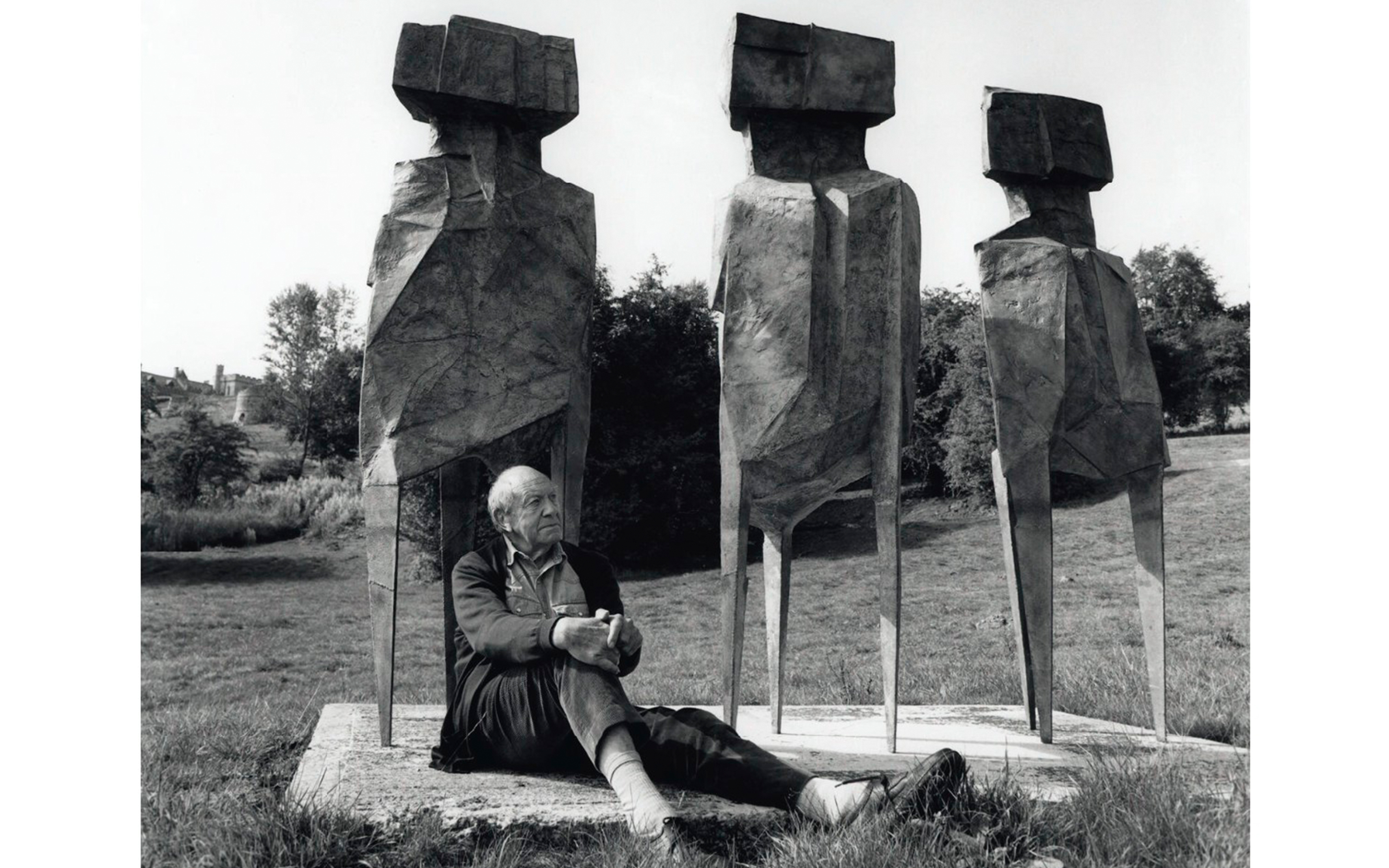 Lynn Chadwick in Lypiatt Park, Gloucestershire, in 1995