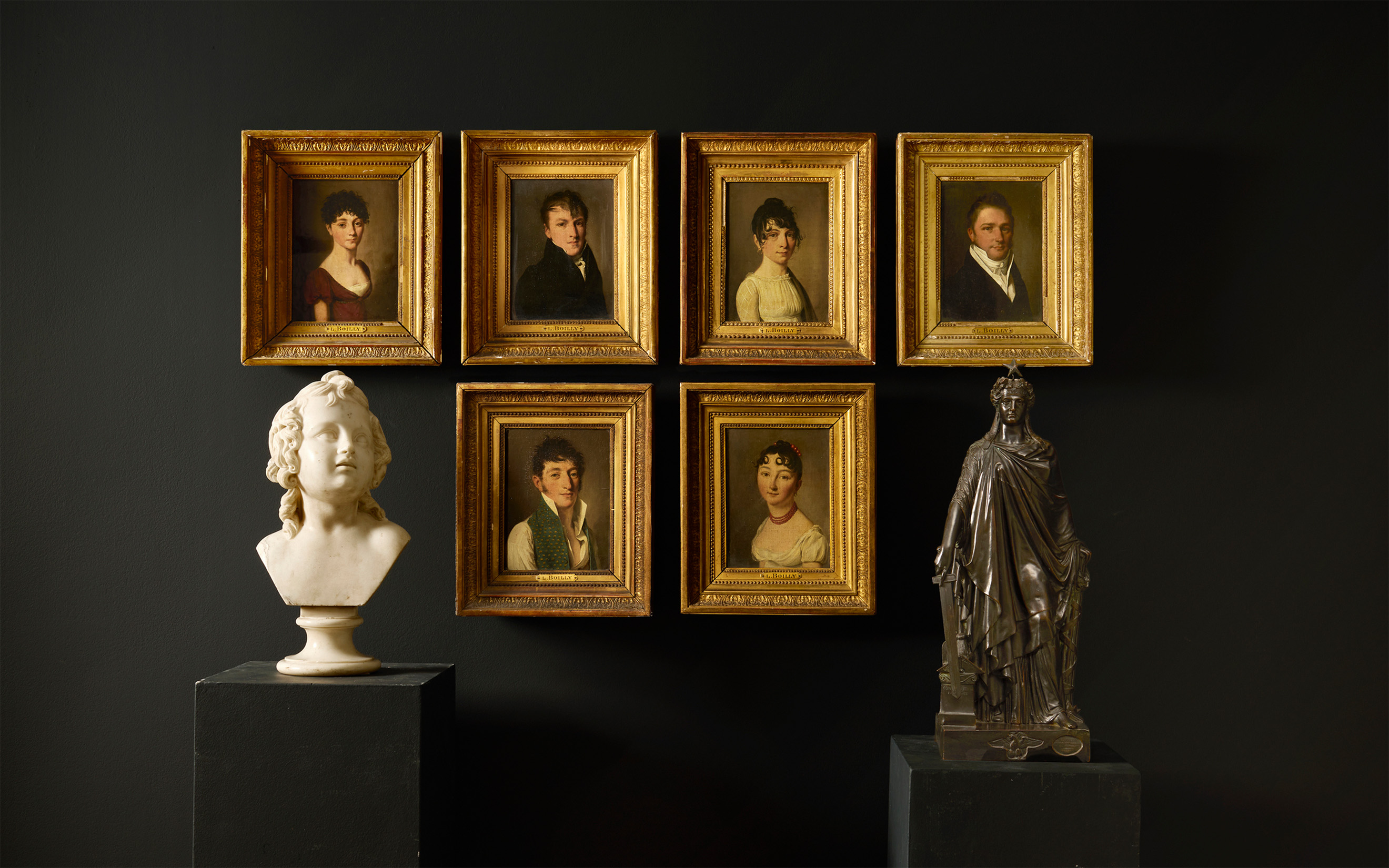Sélection de portraits de Louis-Léopold Boilly. À l’avant-plan, à gauche, un buste en marbre de Cupidon en Hermès (Amorino), atelier de Bertel Thorvaldsen, première moitié du 19e siècle (adjugé pour € 4410). À droite, un bronze en galvanoplastie de Jean-François Soitoux figurant la République de 1848. Vente Christie’s en ligne du 12 juin 2025.