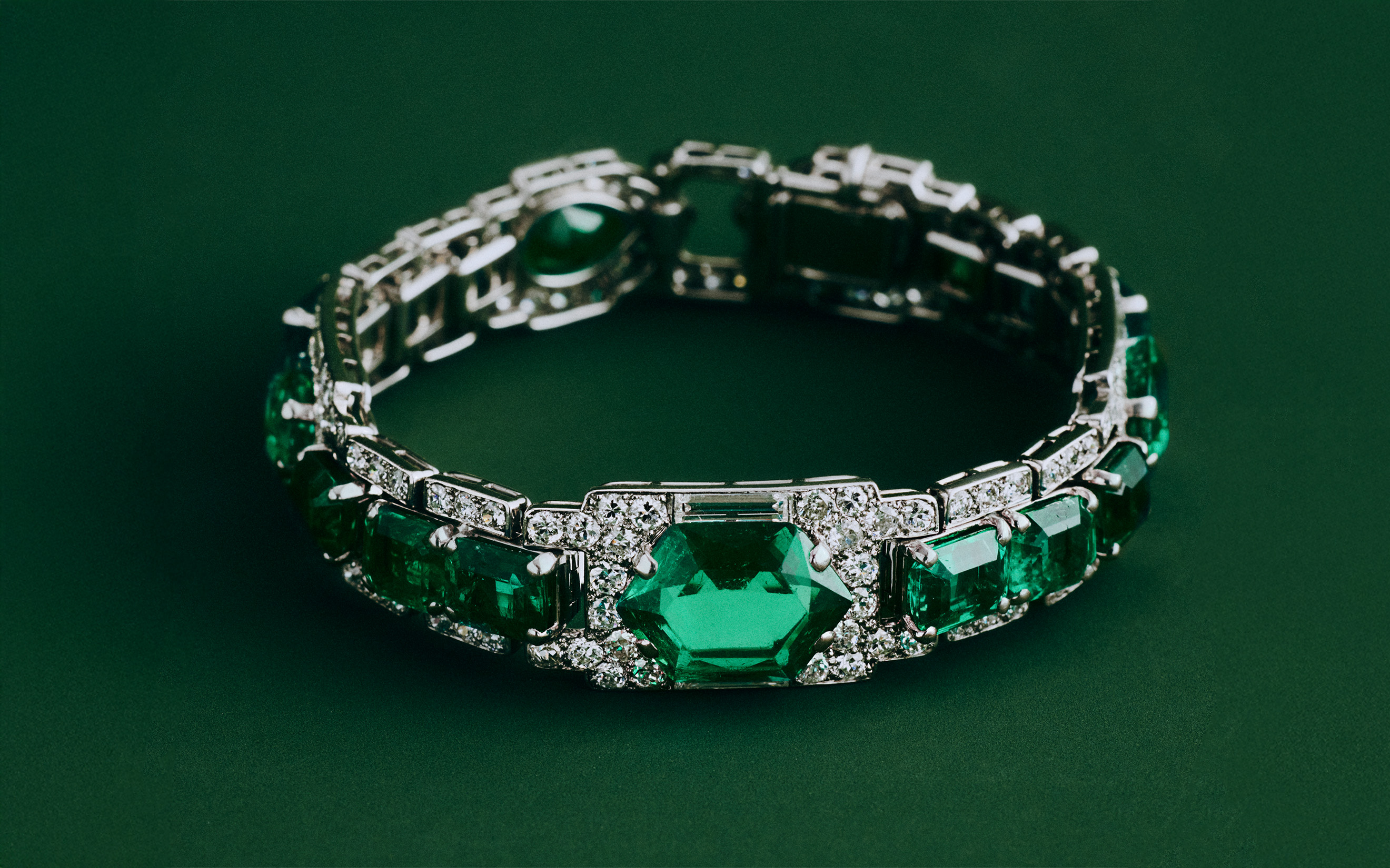 A superb Cartier Art Deco emerald and diamond bracelet, circa 1925, offered in London Jewels until 25 November 2025 at Christie's Online