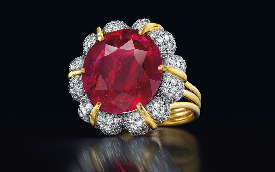 紅寶石戒指,Verdura設計。2016年4月20日於佳士得紐約售出,成交價14,165,000美元