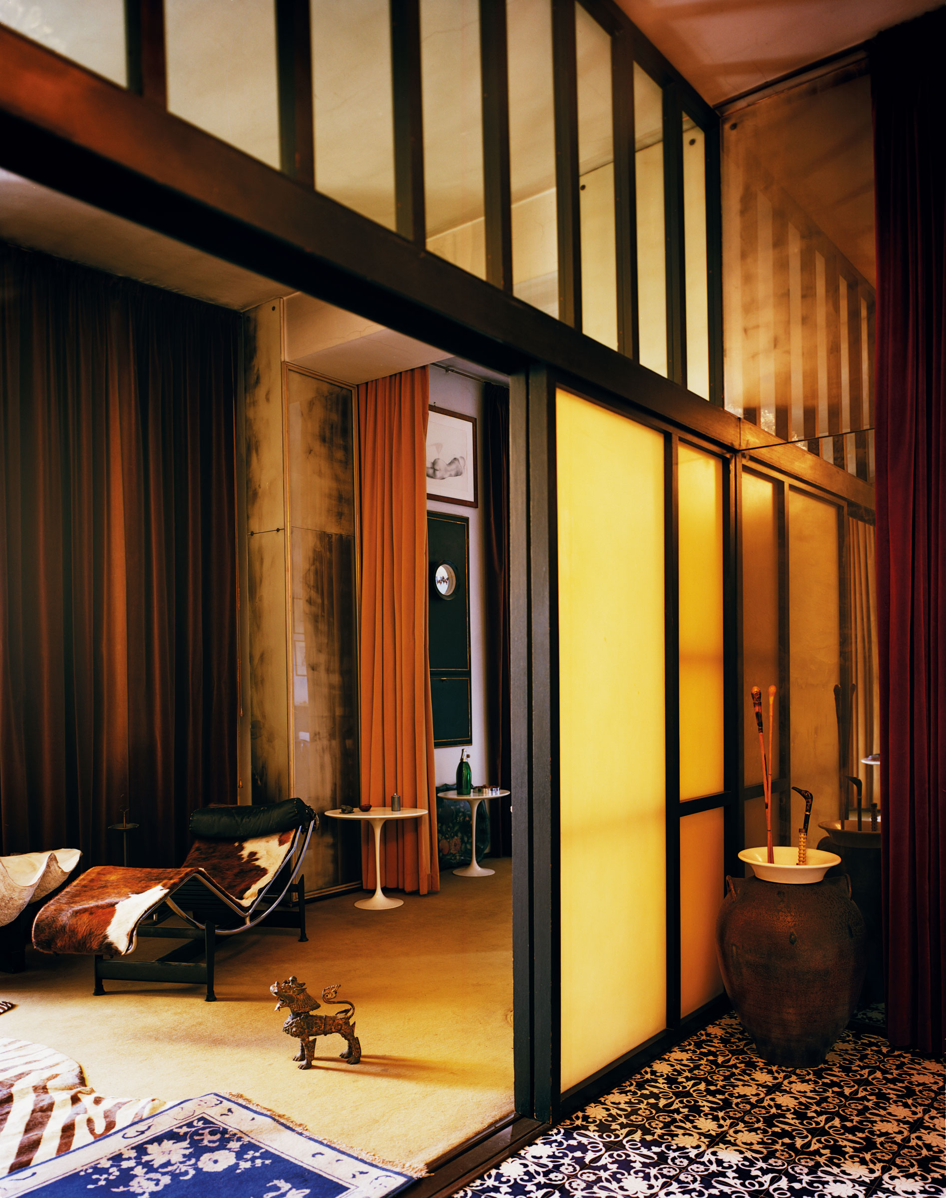 The living/dining room, which can be divided into smaller spaces with curtains and screens. Photograph by Alberto Zanetti