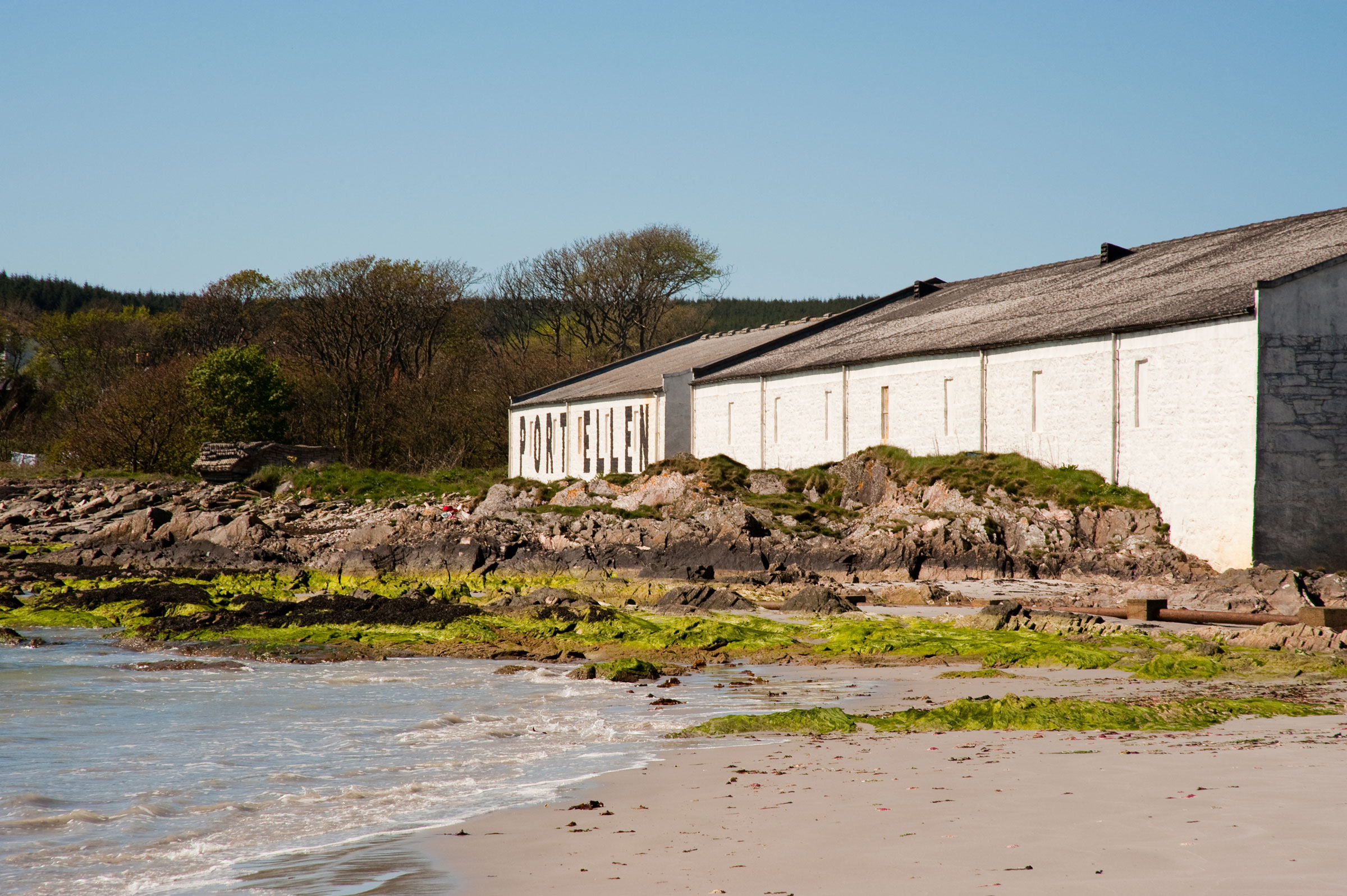 Port Ellen distillery © Jaime Pharr / Shutterstock