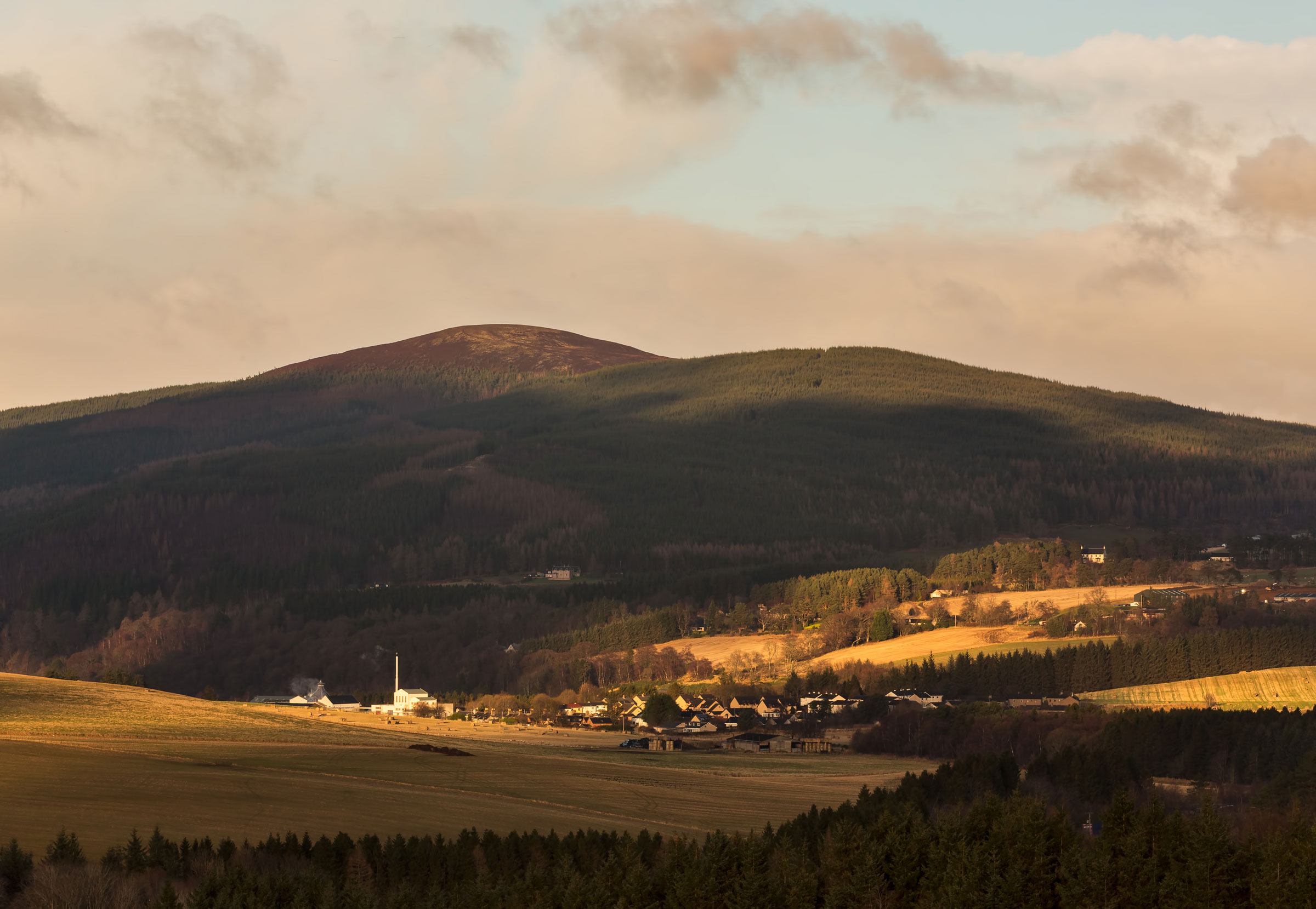 Craigellachie and Dewars Distillery © JasperImage / Shutterstock