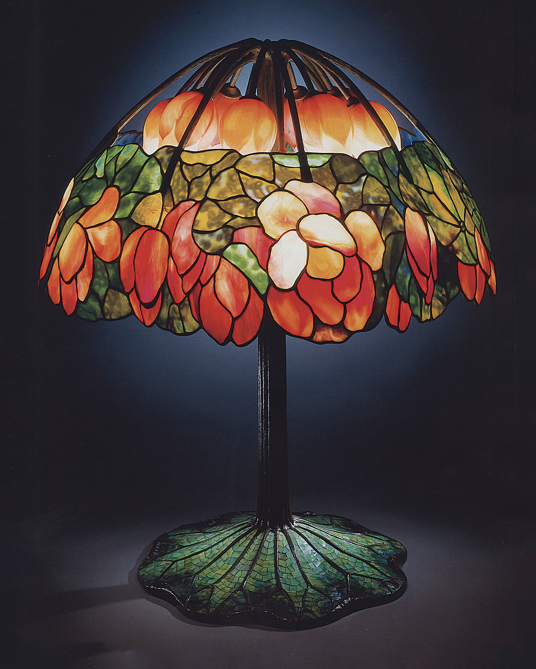 含鉛玻璃、青銅和馬賽克「蓮花」燈，蒂芙尼工作室設計，約1900-1910年制。高34&frac34;英寸(88.3公分)，直徑28英寸(71.1公分)。此拍品於1997年12月12日在佳士得紐約售出，成交價2,807,500美元