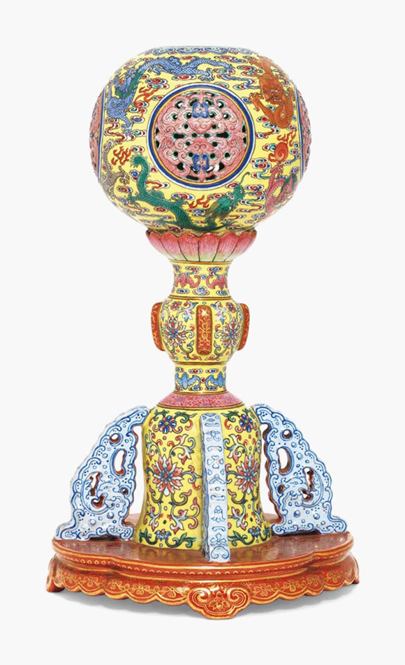 清道光 御製黃地粉彩鏤雕蝙蝠九龍紋冠架 描金六字篆書款 。估價：200,000&ndash;300,000英鎊。



