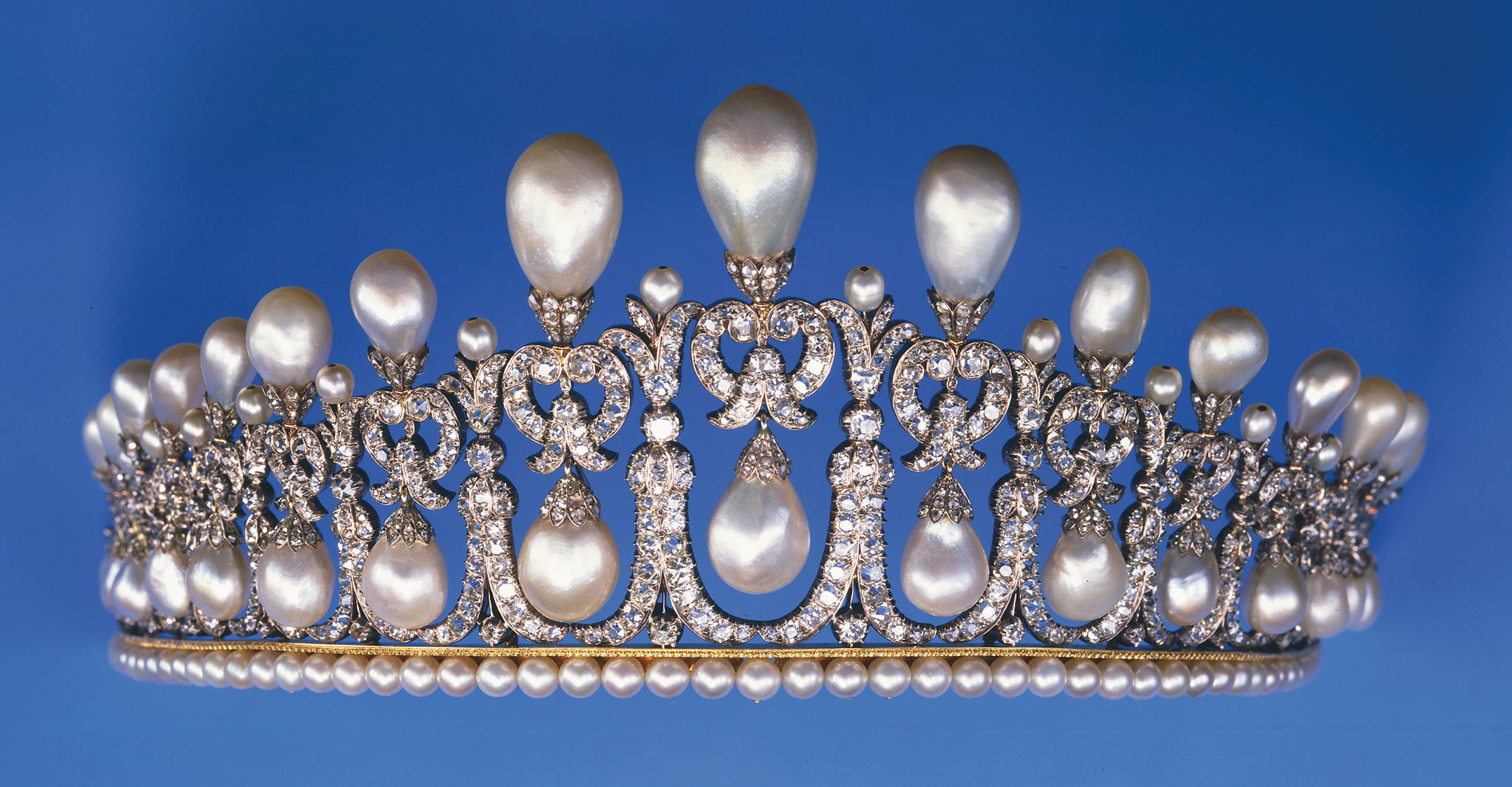 One of the six copies of the Cambridge Lover’s Knot pearl and diamond tiara. Sold at Christie’s Geneva on 14 November 1985