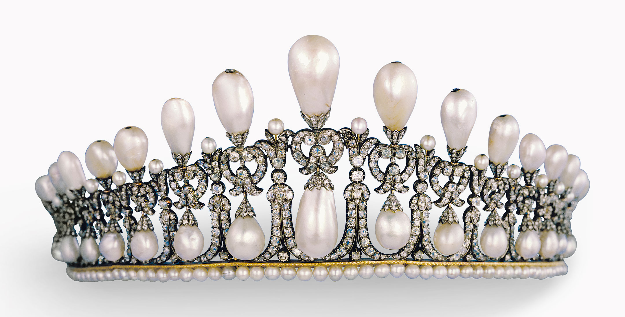 The Cambridge Lover’s Knot tiara was created at the beginning of the 19th century, possibly in Germany, for Princess Augusta of Hesse Cassel, Duchess of Cambridge