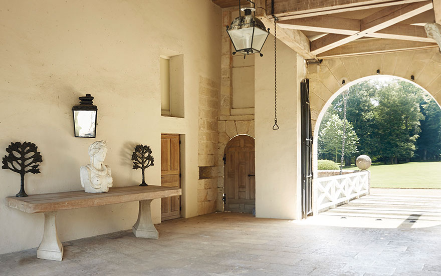 main-hubert-de-givenchy-chateau-de-jonchet