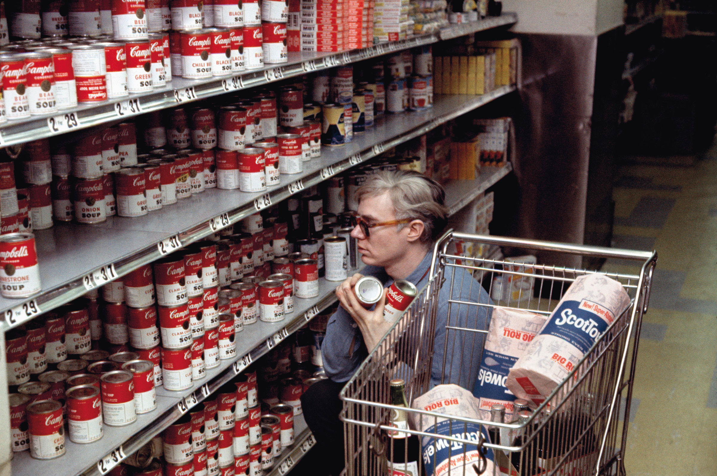 Andy Warhol in a Gristedes Supermarket in New York, 1965. Photo © Bob Adelman