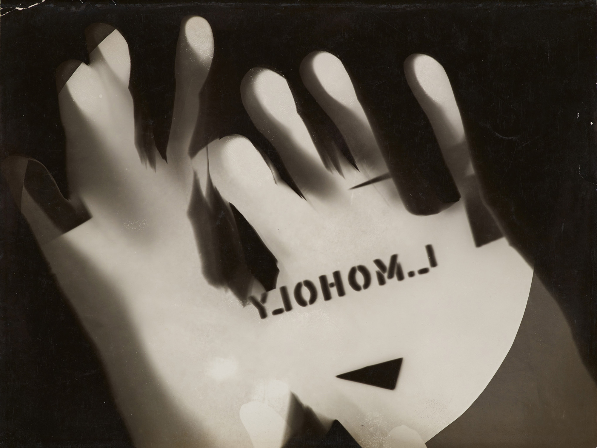 László Moholy-Nagy, Photogram, 1925/26. Gelatin silver photogram. 7 3⁄16 x 9½ in. Museum Folkwang, Essen, 58/95 © 2017 Hattula Moholy-Nagy/Artists Rights Society (ARS), New York/VG Bild-Kunst, Bonn. Photo © Museum Folkwang Essen – ARTOTHEK