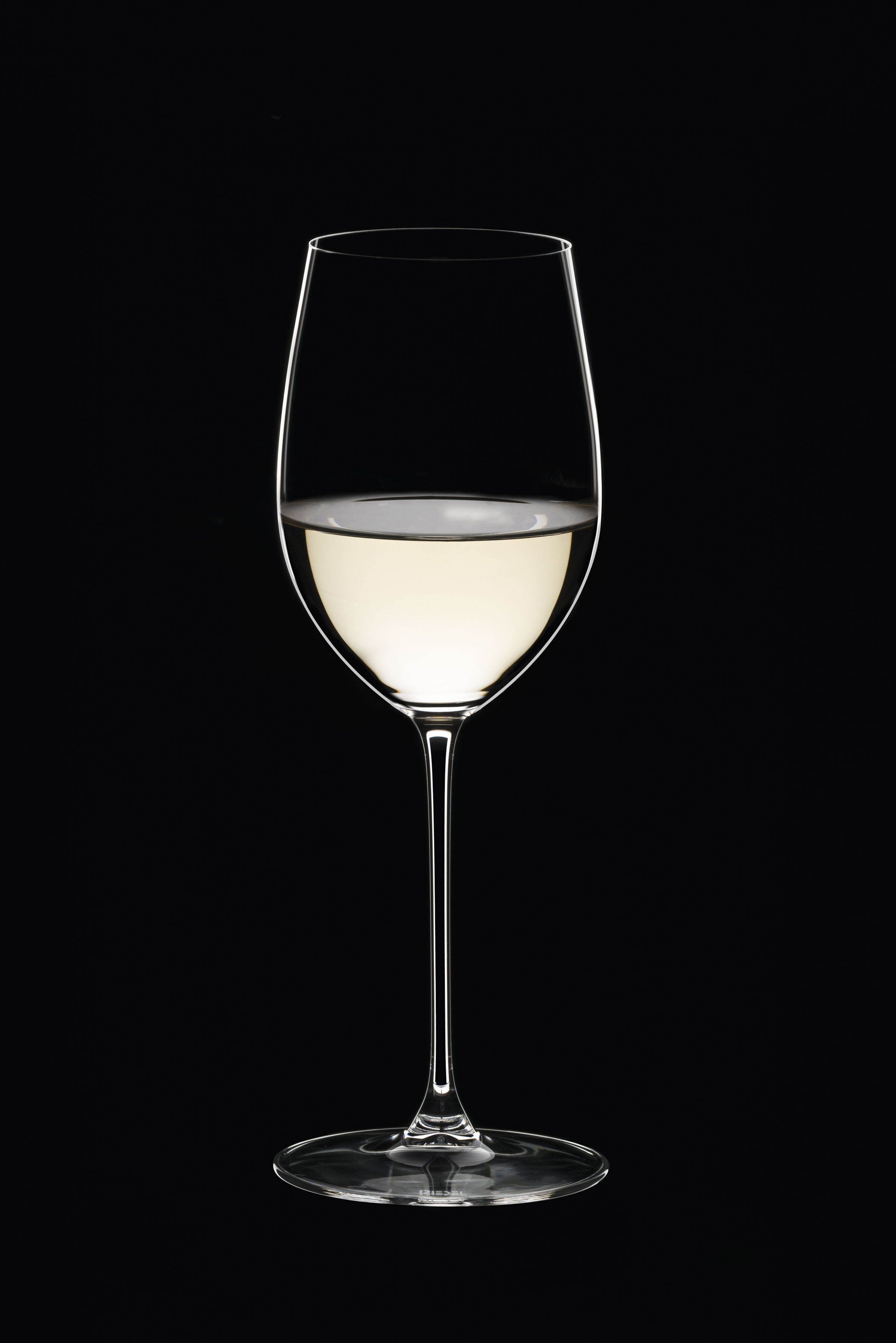 像这款由Riedel为白苏维翁(Sauvignon Blanc)或雷司令(Riesling)设计的酒杯,也适合较清淡和稍微冷藏的红酒,例如薄酒莱和瓦波利切拉