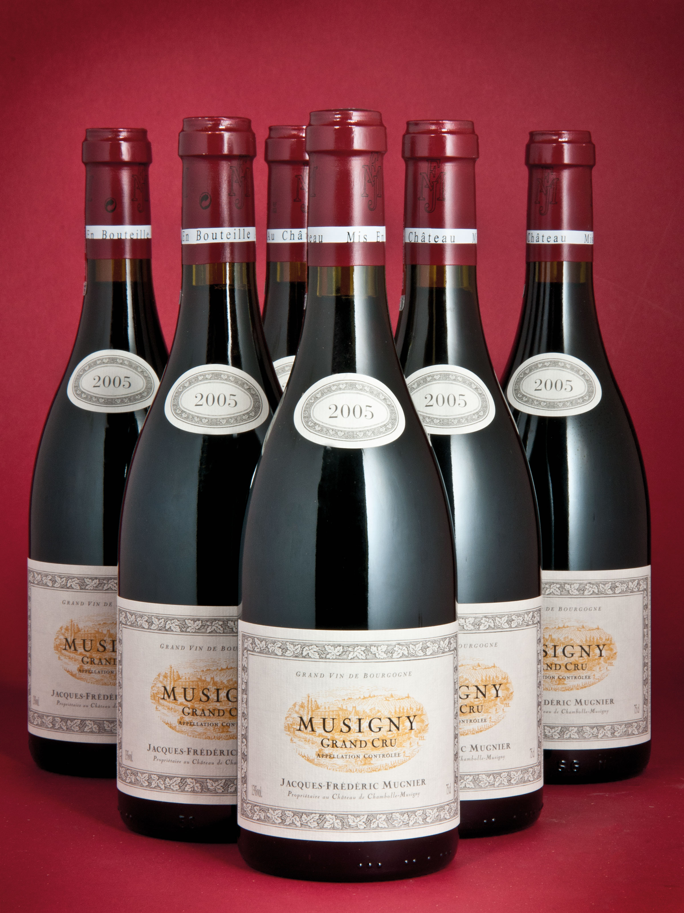 佳士得香港於2013年3月舉行「唐英年窖藏珍釀」拍賣，成交率以拍品和成交額計算均為100%。拍賣匯聚多個勃艮第名莊的佳釀，年份橫跨1949至2010年。該拍賣正好反映「超卓來源」的精髓──珍罕佳釀、著名藏家及名莊的完美結合。是次拍賣的六瓶2005年木尼艾估價為70,000-110,000港元，最終以121,000港元成交。