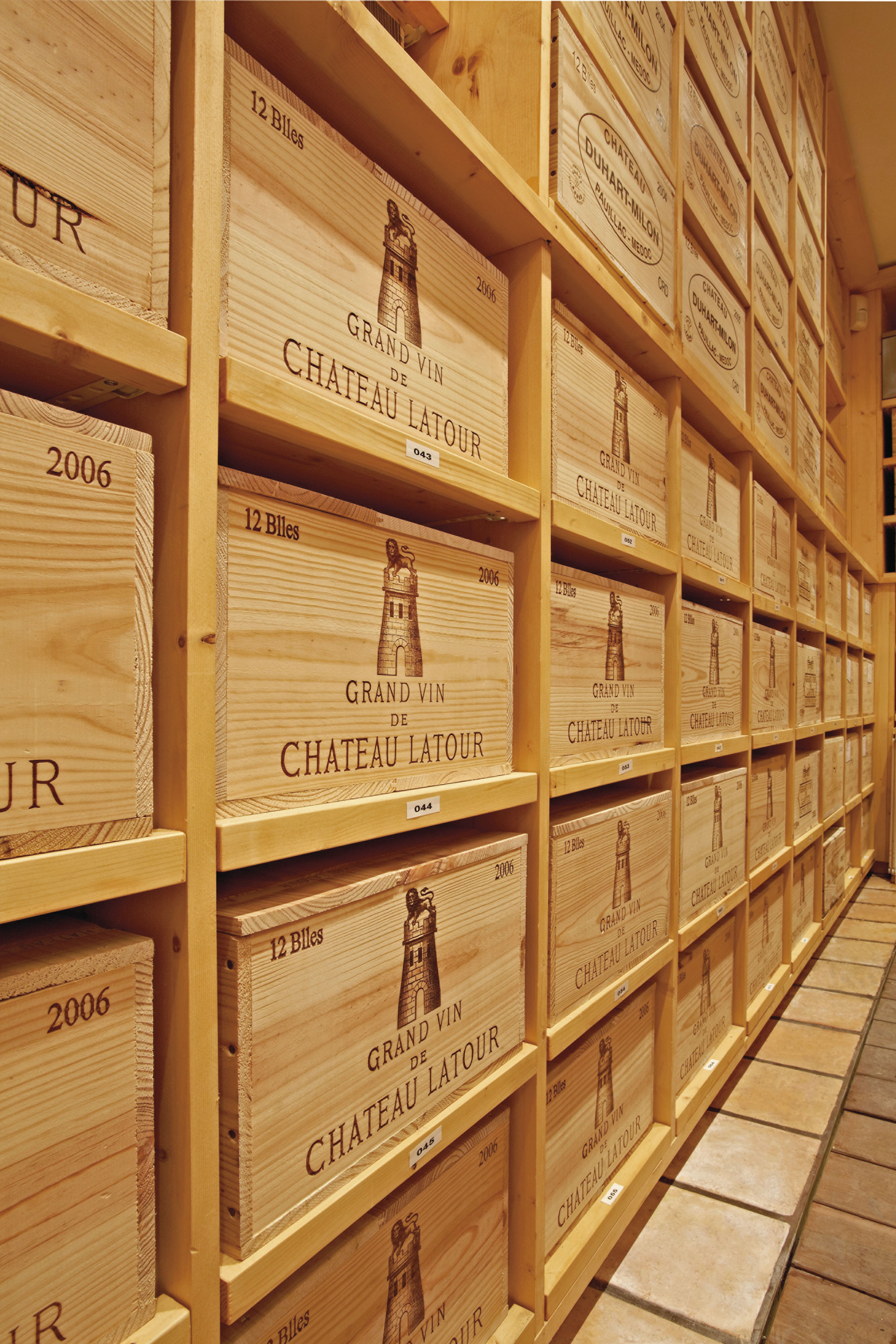 譚業明指風險最低的珍藏必定是由莊園酒窖直送的葡萄酒。