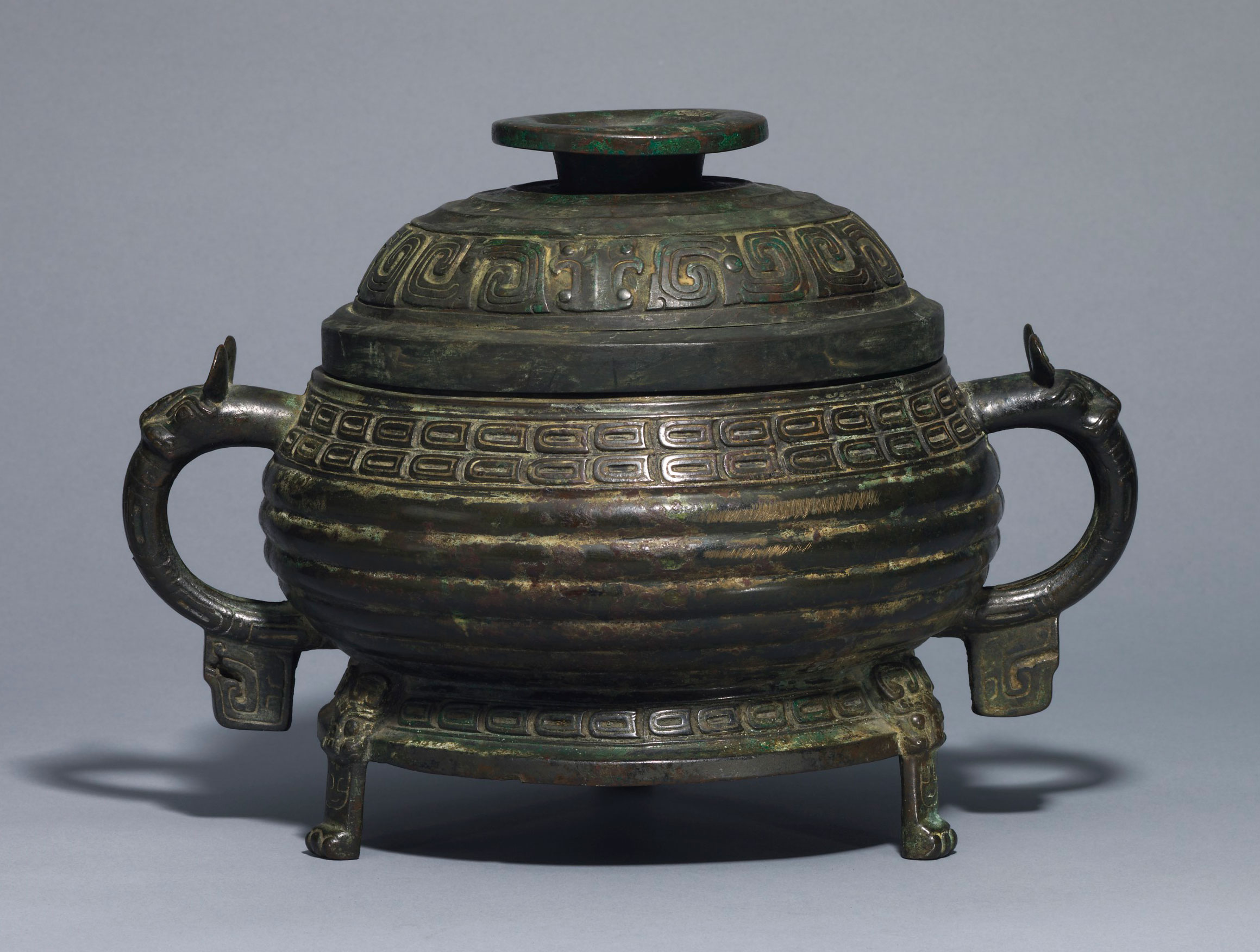 西周 青銅簋，高13吋 (33公分)。估價：80,000-120,000英鎊。此拍品於2017年11月7日在佳士得倫敦中國瓷器及工藝精品拍賣中呈獻。 