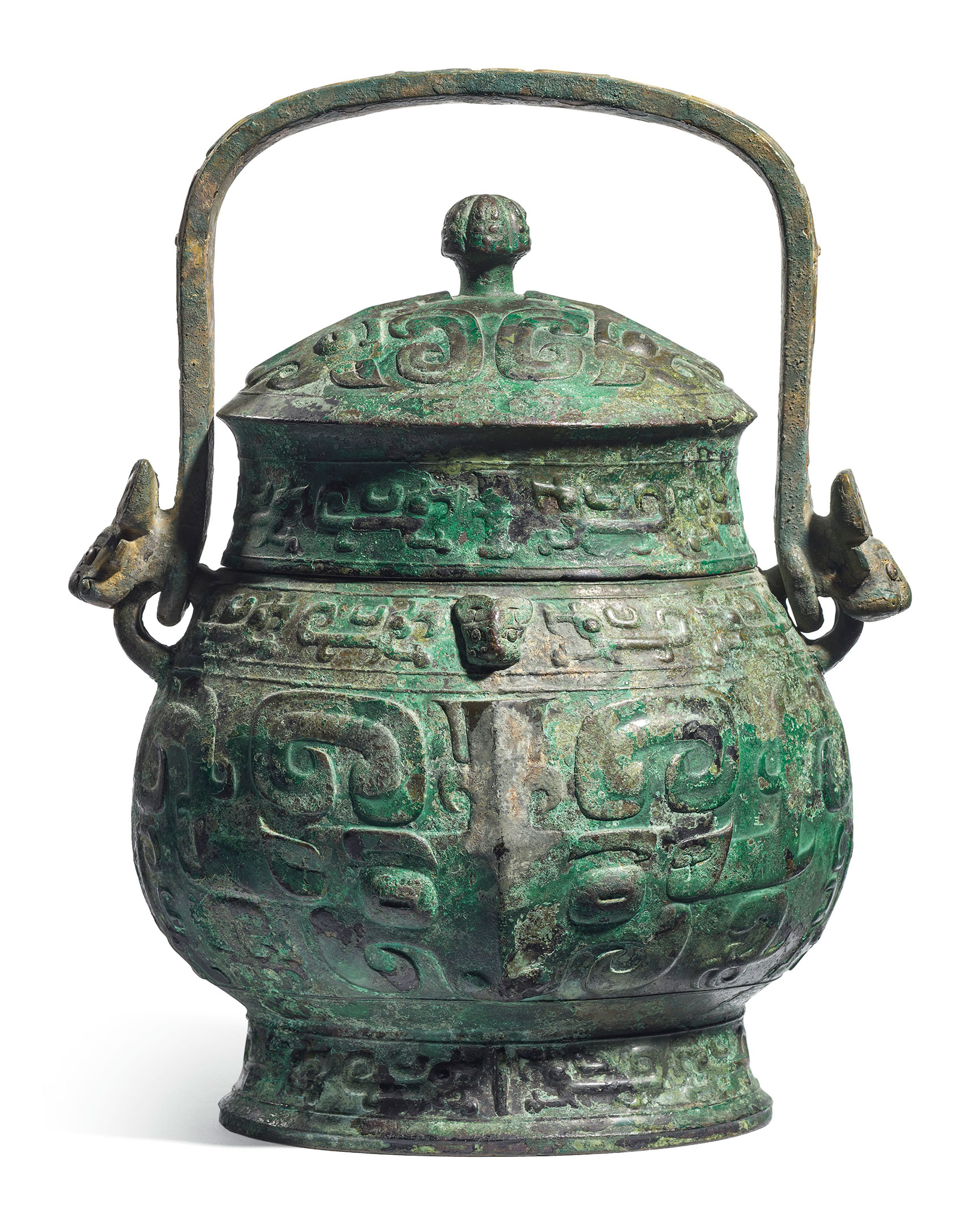 商晚期 青銅獸面紋卣，高13吋 (33公分)。估價：80,000-120,000英鎊。此拍品於2017年11月7日在佳士得倫敦中國瓷器及工藝精品拍賣中呈獻。 