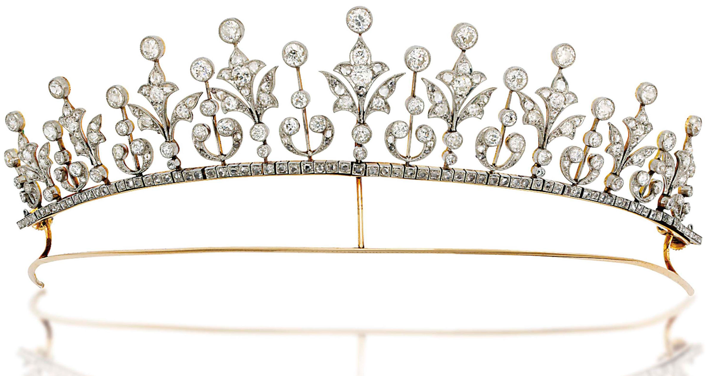 二十世纪初 钻石冠冕/项链。由多个不同大小的种子镶嵌叶饰图案组成，镶有玫瑰式和老式切割钻石，叶饰图案与钻石镶嵌装饰交错，下方为一排玫瑰式切割钻石和镶嵌方法类似的活动背链，镶嵌于铂金和黄金托架，约1900年制。项链长37公分，附原装盒。2013年11月27日于佳士得伦敦售出，成交价15,000英镑成交