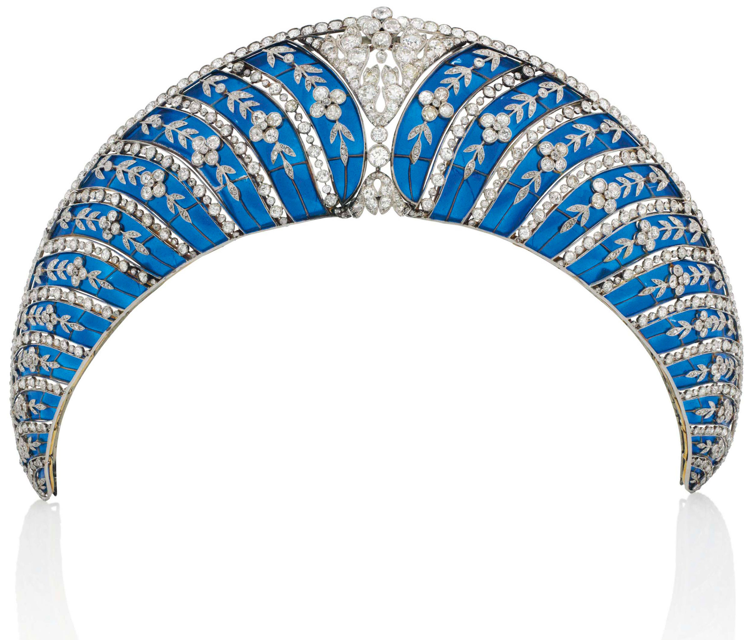 美好年代珐琅和钻石冠冕，Chaumet制。扇形头冠造型，由多片弧形半透明宝蓝色镂空珐琅组成，各饰以由老式切割钻石组成的「勿忘我」花卉图案，以底座镶嵌钻石分隔，并延伸至镶嵌枕形切割钻石的中央镂空装饰和镶嵌方法类似的上边缘，约1910年制，镶嵌于铂金和黄金，附有后期制作的首饰盒。2015年11月10日于佳士得日内瓦售出，成交价677,000瑞士法郎