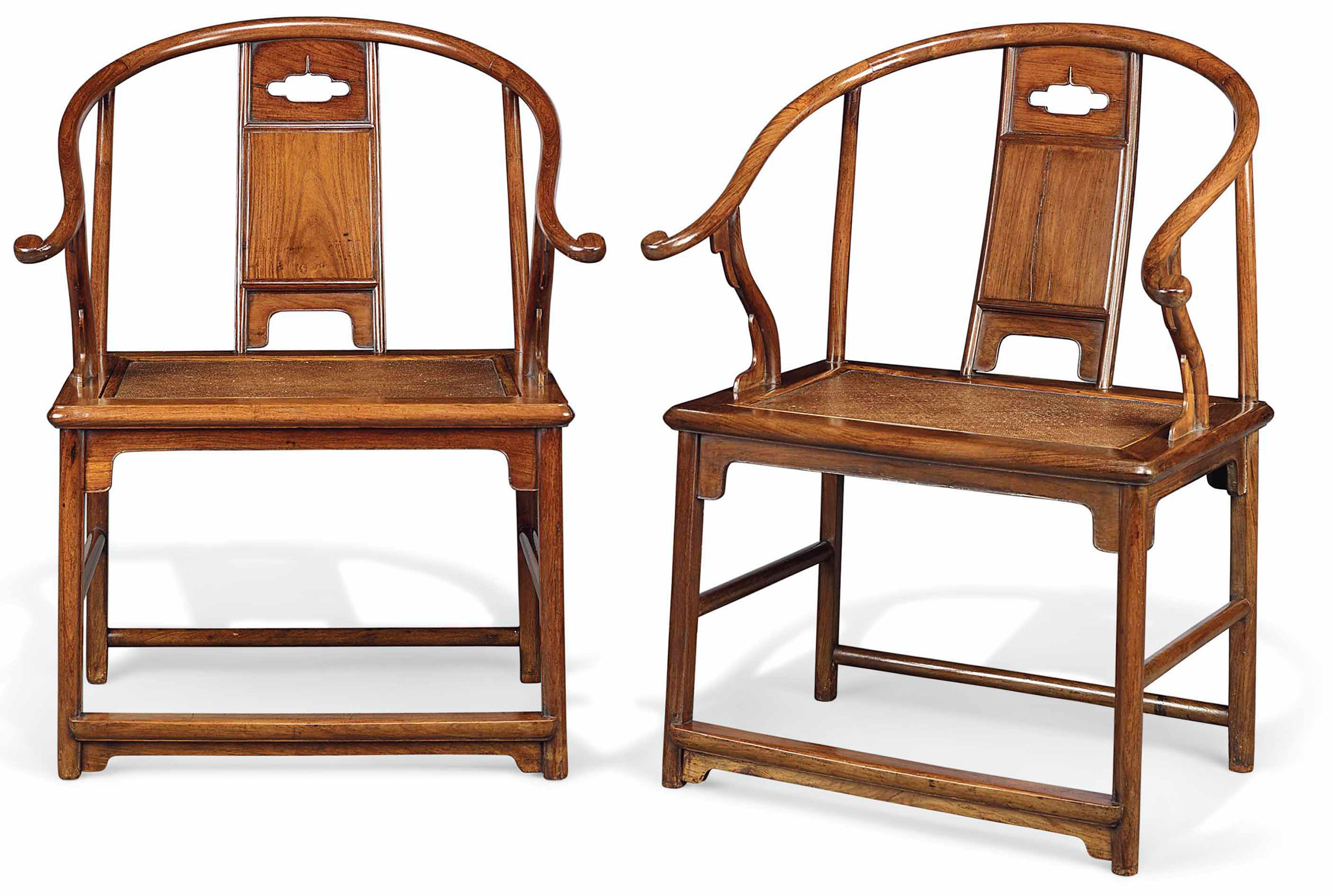 明十七世纪 黄花梨圈椅一对总成交额：908,750英镑。佳士得伦敦于2017年11月7日举行的中国瓷器及工艺精品拍卖呈献此拍品。
