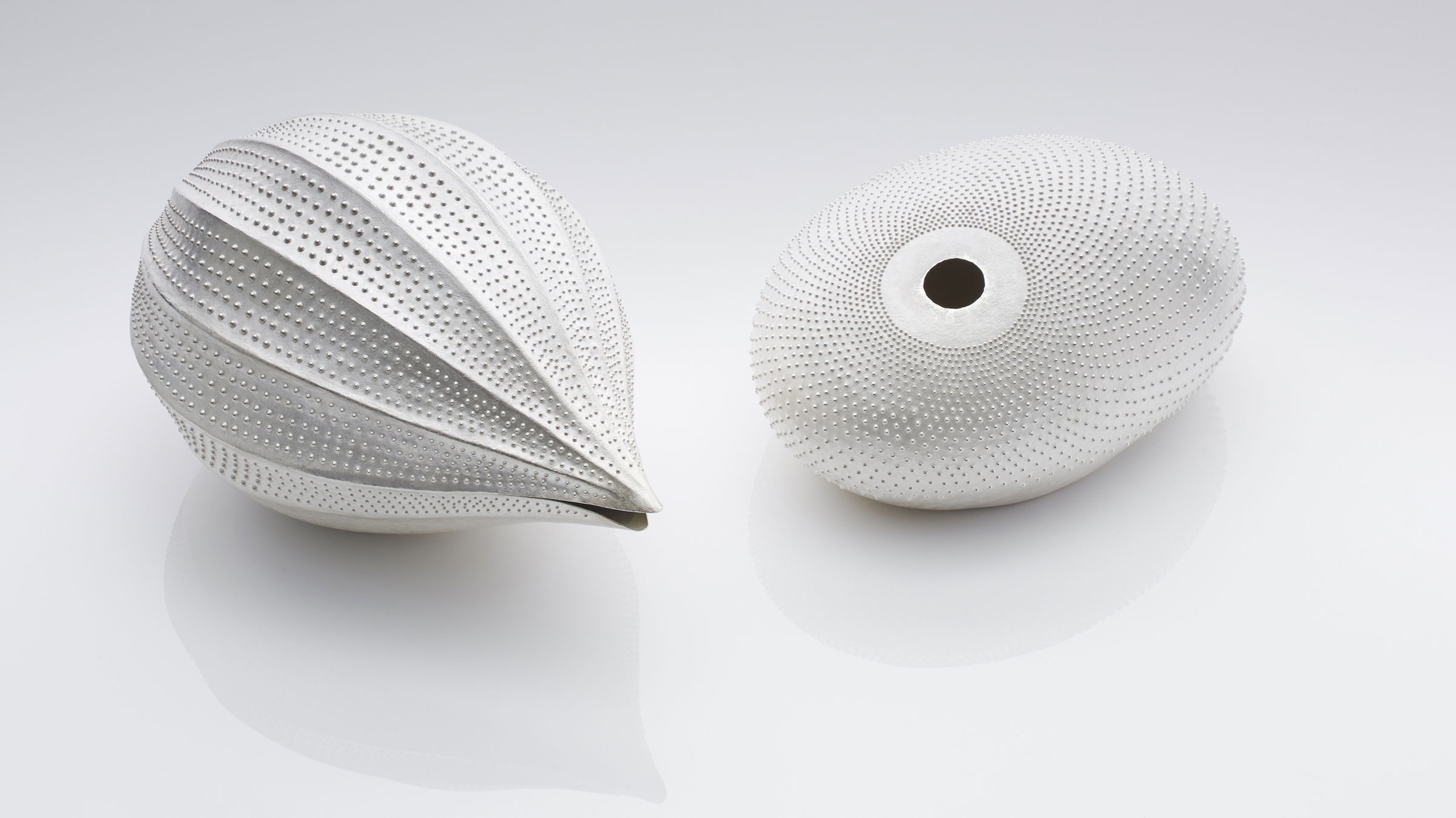 Left: Yuki Ferdinandsen (b. 1958), Origin, 2014. Height: 17 cm. Right: Zen II, 2016. Height: 14 cm. Photo: Courtesy of Adrian Sassoon Gallery, London