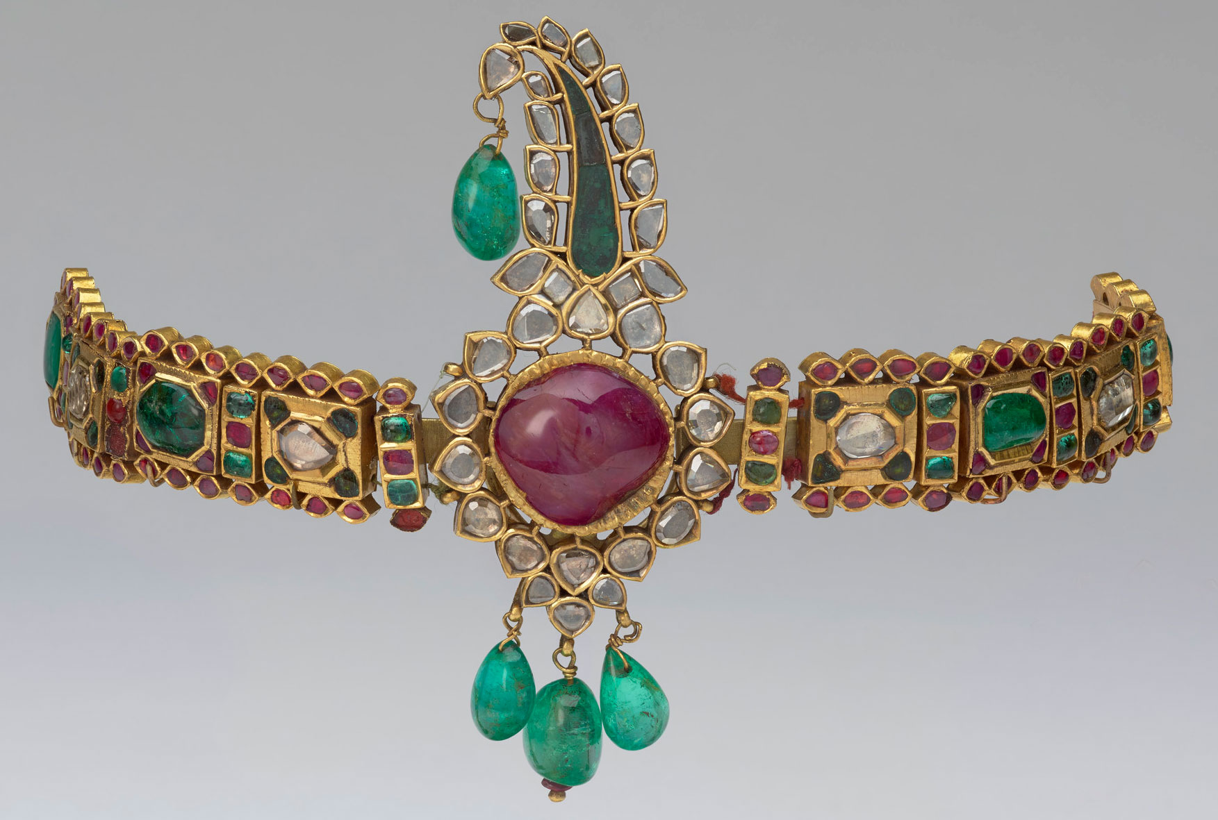 A gold turban ornament decorated with rubies, diamonds and emeralds; an Indian crown. Photo: Royal Collection Trust / © Her Majesty Queen Elizabeth II 2017