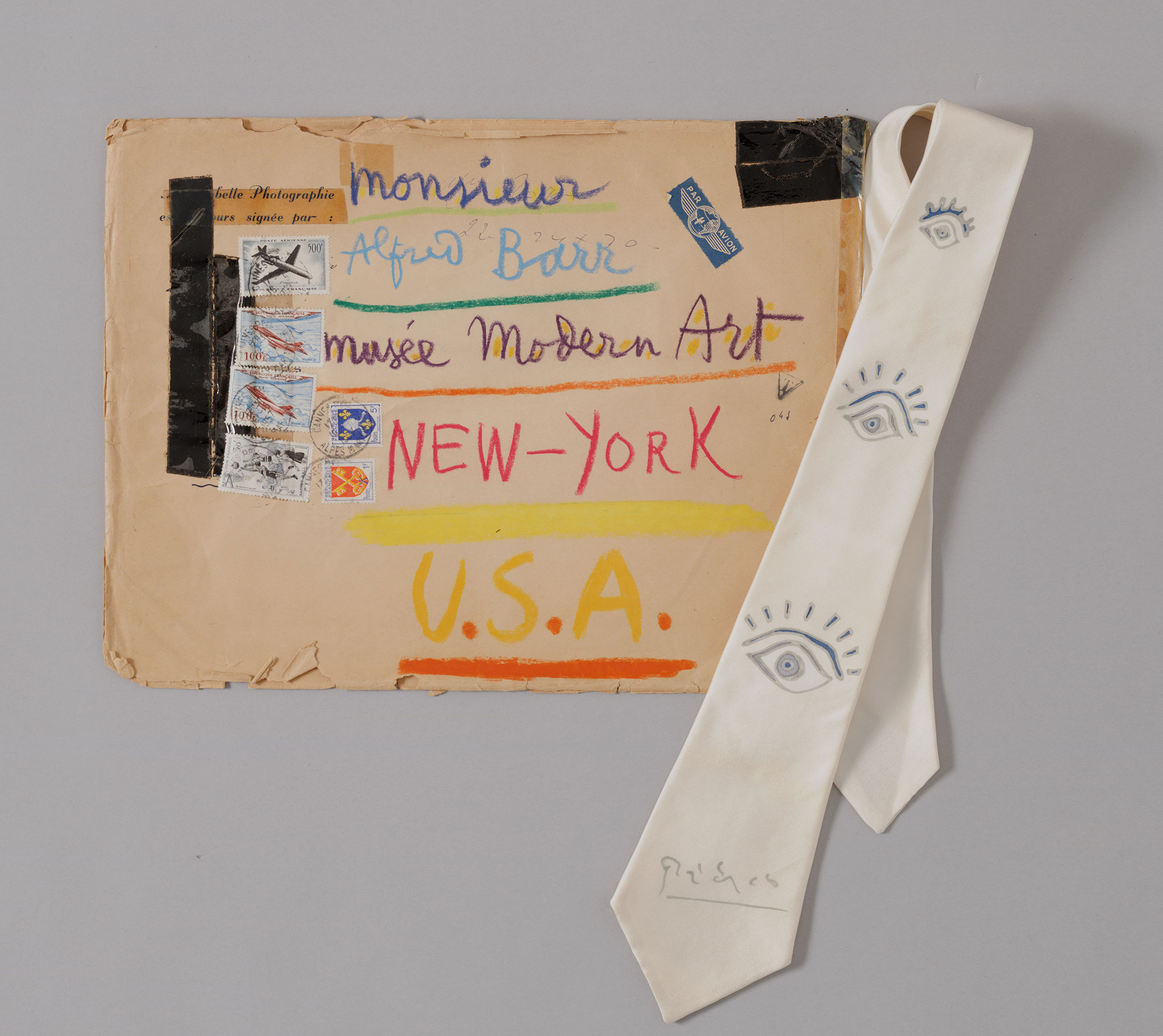 巴布罗·毕加索，毕加索亲手绘制信封及缎带，寄予小阿尔弗雷德·H·巴尔，1957年。现代艺术博物馆档案，纽约。相片©2018, The Museum of Modern Art, New York/Scala, Florence. 艺术作品：© Succession Picasso/DACS, London 2018