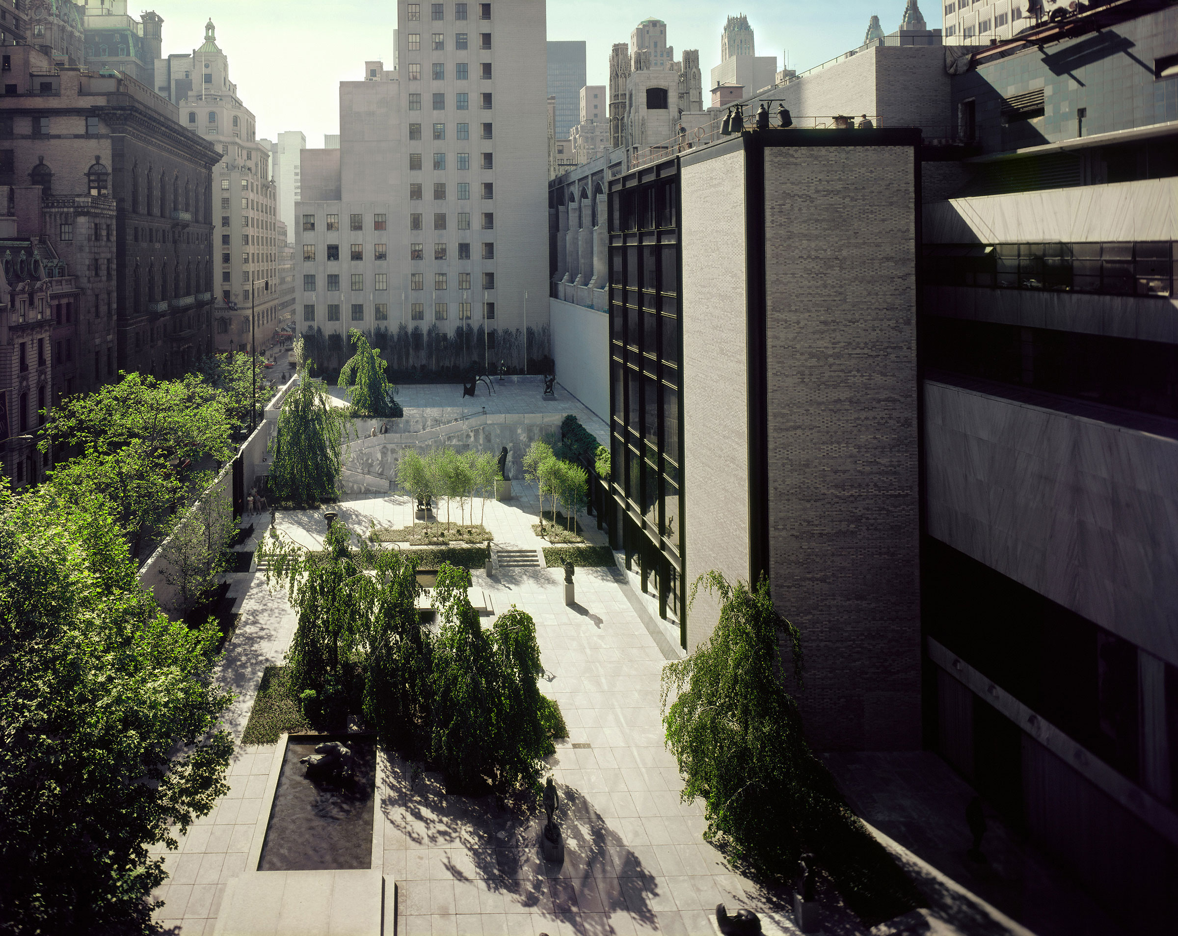 View of the Abby Aldrich Rockefeller Sculpture Garden (designed 1953). East terrace and east wing of the museum, 1964. Photo © 2018, The Museum of Modern Art, New York/Scala, Florence. Photograph by Alexandre Georges