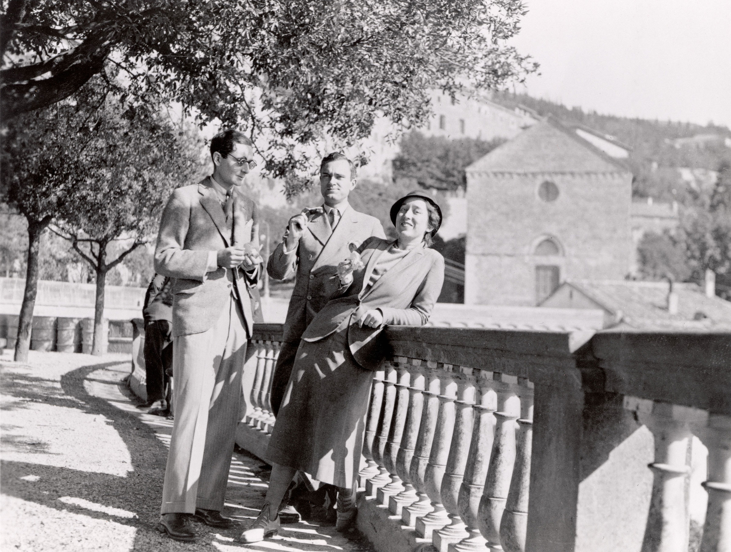 Alfred H. Barr, Jr., Philip Johnson, Margaret Scolari Barr. Cortona, Italy. 1932. The Museum of Modern Art Archives, New York. The Margaret S. Barr Papers. Photo © 2018, The Museum of Modern Art, New York/Scala, Florence
