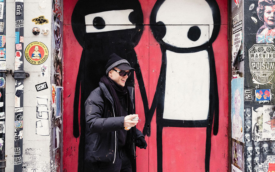 stiktouchesupacoupleholdhandsinthestreetinlondonsbricklane