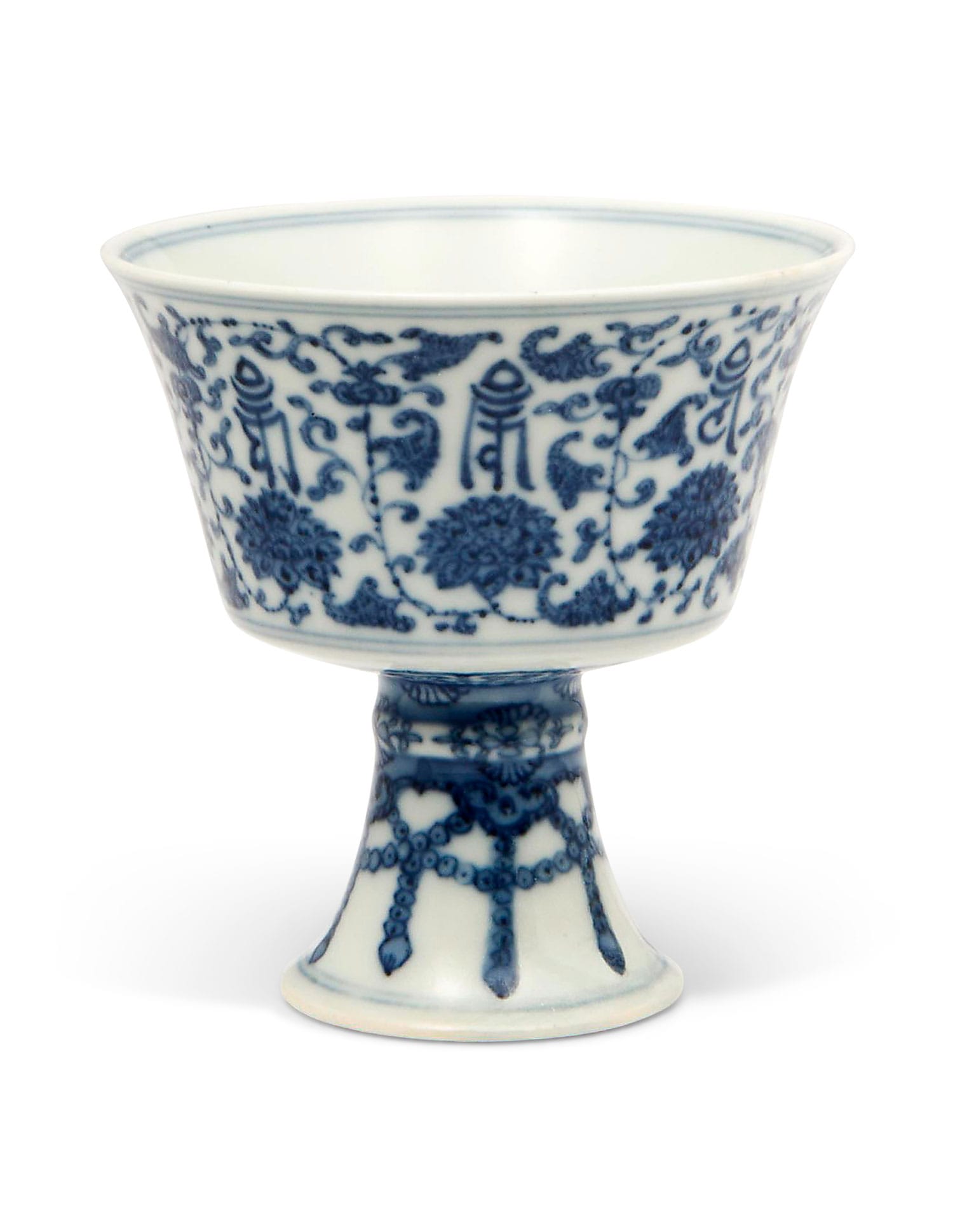 清道光 青花莲托梵文高足杯 六字篆书款,高4 1/4 吋 (10.8公分)。估价:2,000 - 3,000英镑。此拍品于2018年7月11至19日在中国艺术:伦敦夏季网上拍卖中呈献。
