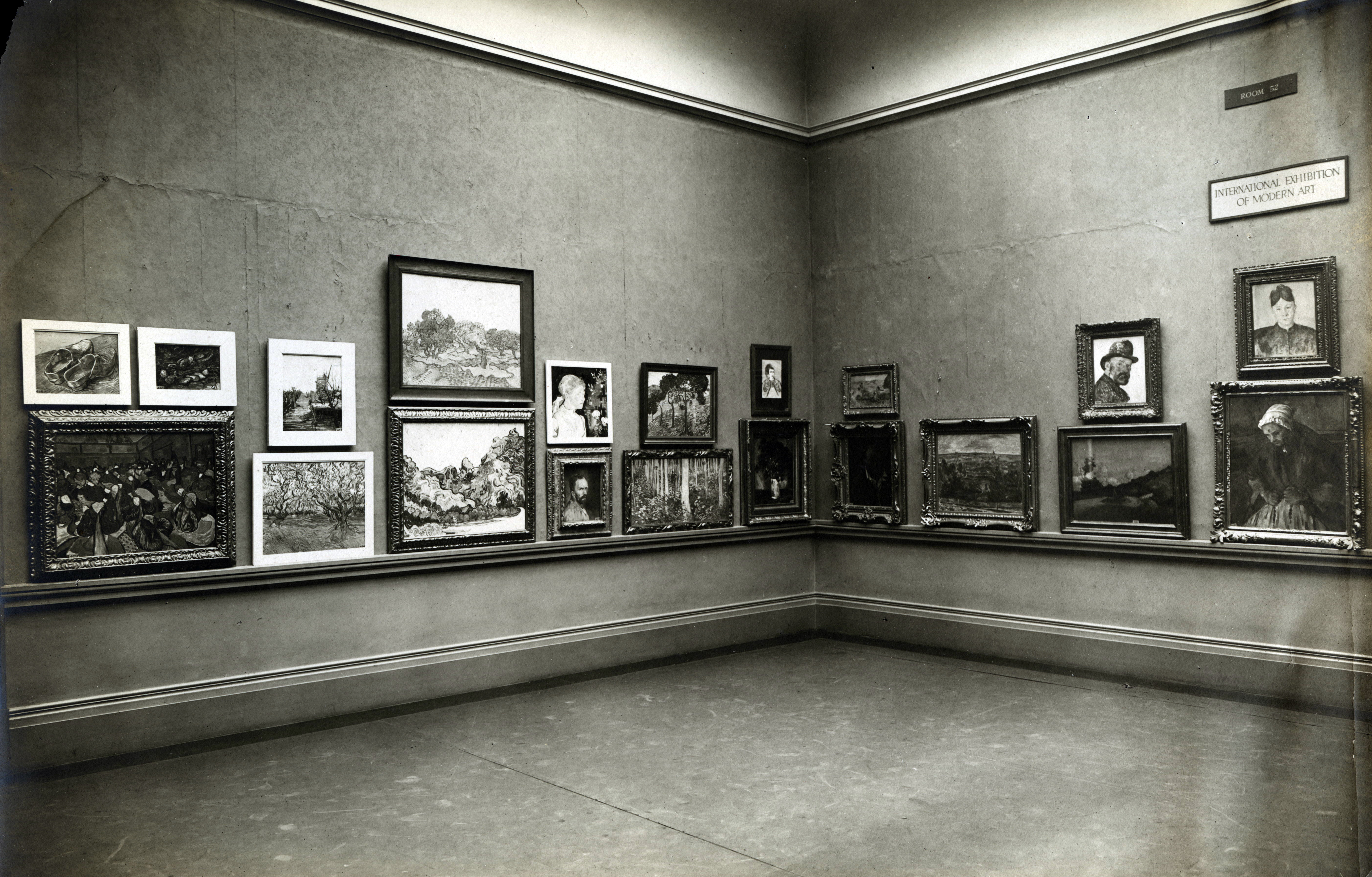 International Exhibition of Modern Art/Armory Show, The Art Institute of Chicago, March 24-April 16, 1913, showing white and gold frames. Photo: The Art Institute of Chicago / Art Resource, NY / Scala, Florence