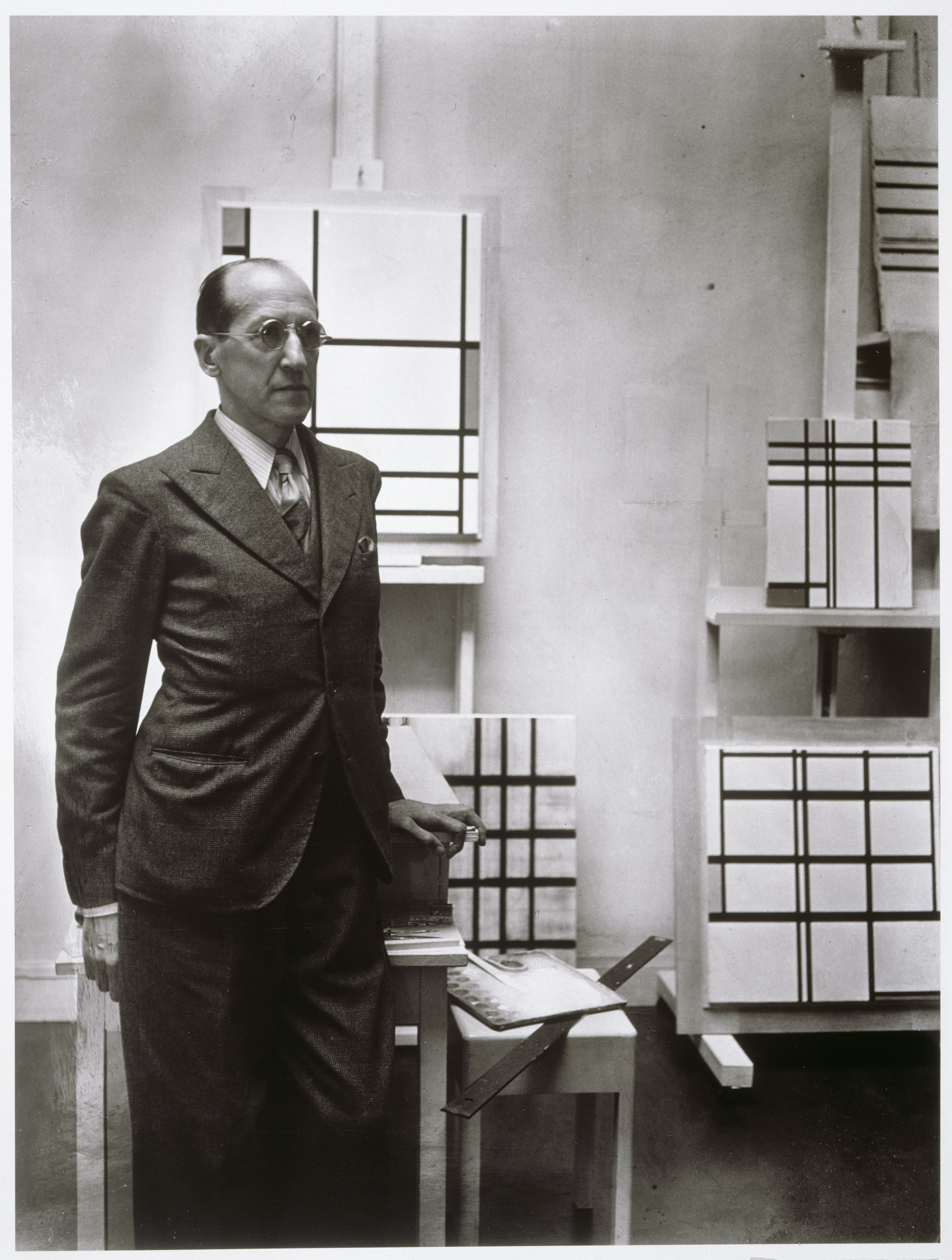 Piet Mondrian surrounded by his frameless works. Photo by Rogi André (Rosa Klein). Photo © Centre Pompidou, MNAM-CCI, Dist. RMN-Grand Palais / Georges Meguerditchian