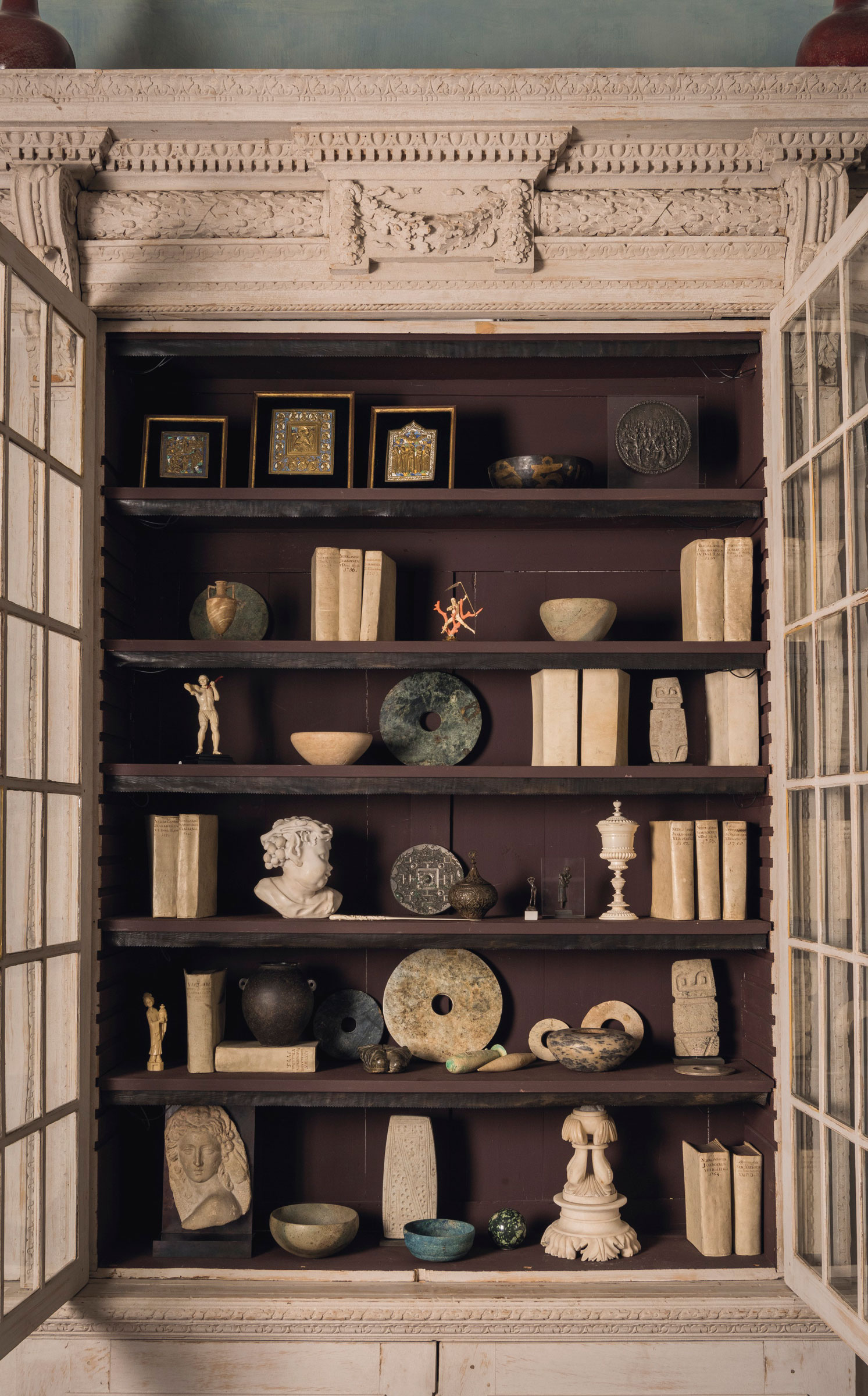 aselectionofobjectsondisplayinoneofjelgersmashomesorig