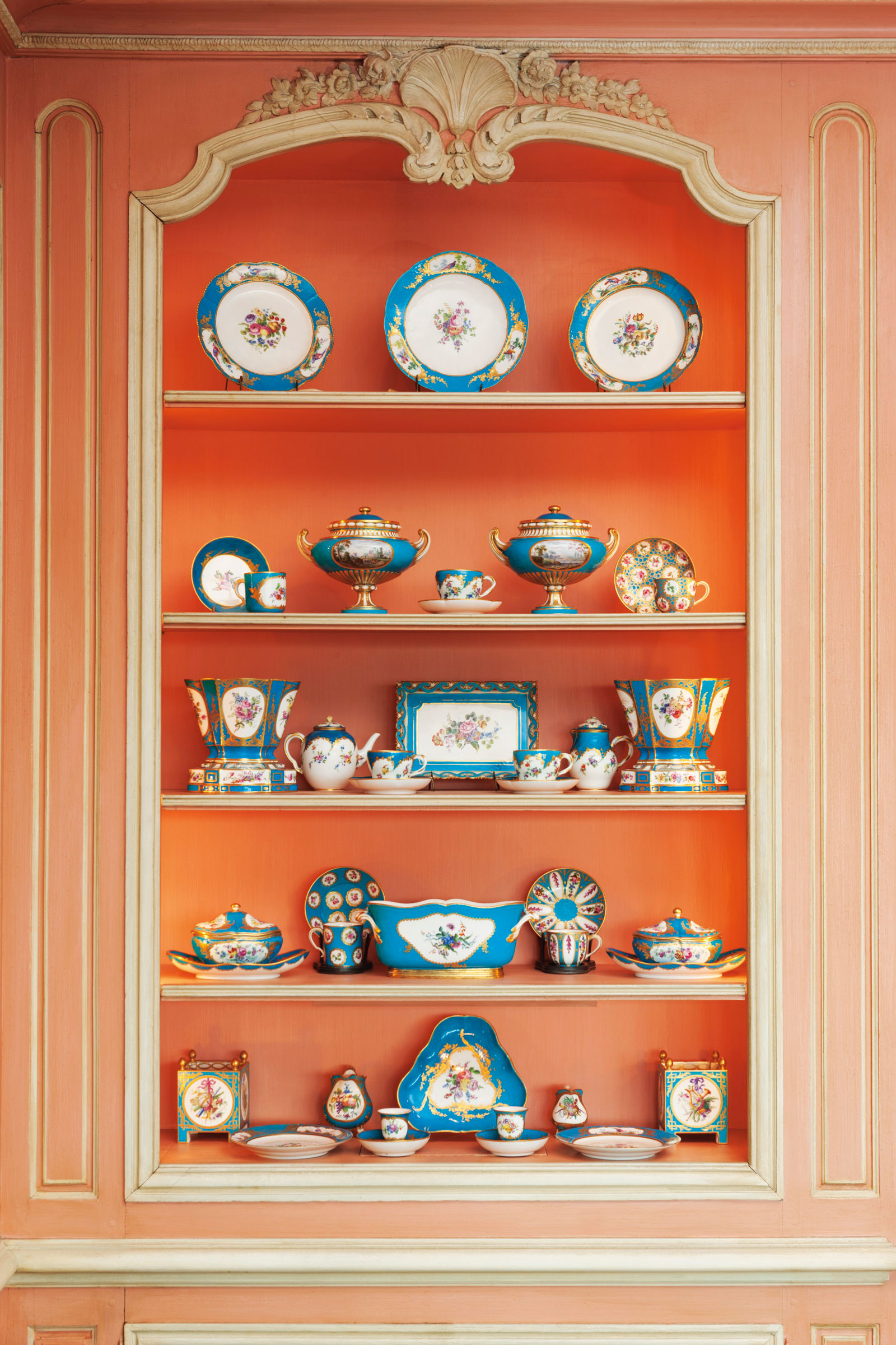 The niche in the St&eacute;phane Boudin-designed New York apartment&rsquo;s salon, or living room, displayed&nbsp;a selection of the S&egrave;vres bleu c&eacute;leste that forms the core of the&nbsp;porcelain collection &mdash; including an oval bottle cooler from the first&nbsp;service made for Louis XV