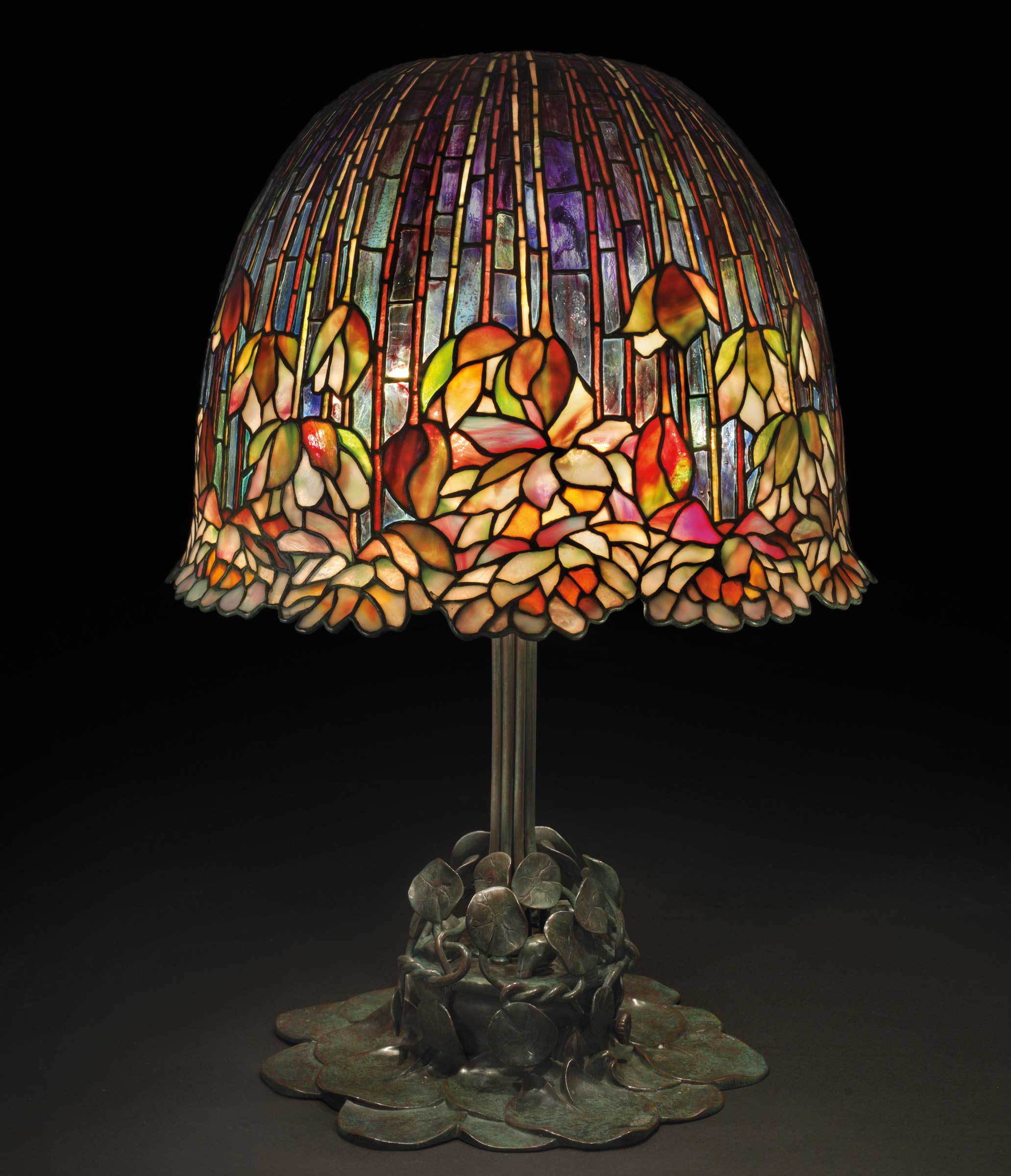 珍罕“睡莲”台灯,蒂芙尼工作室设计,约1903年制。含铅玻璃、棕锈青铜。高26½英寸(67.3公分),灯罩直径18英寸(45.7公分)。此拍品于2018年12月13日在佳士得纽约售出,成交价3,372,500美元