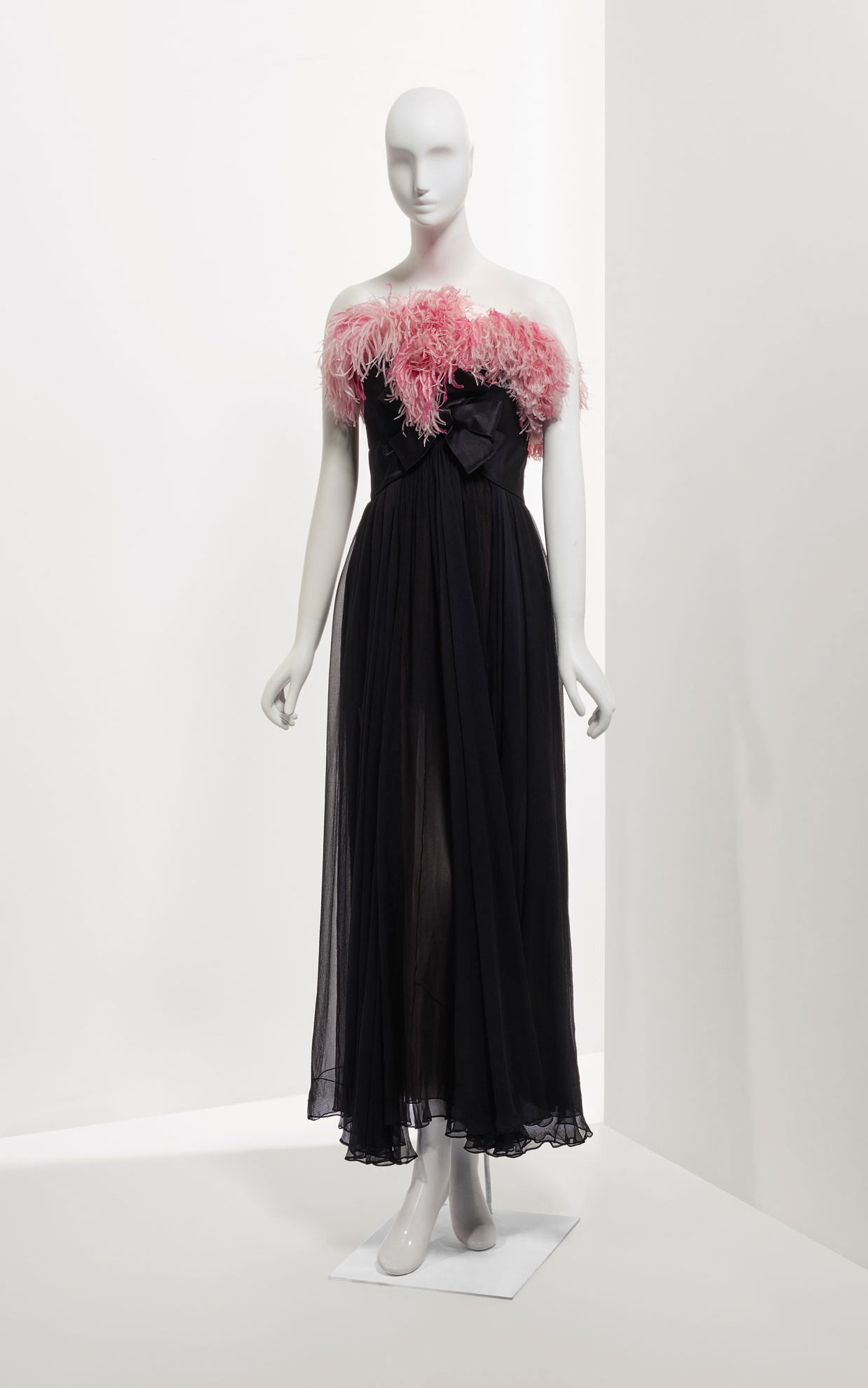 Evening dress in black mousseline, trimmed with pink ostrich feathers, Autumn/Winter 1991-1992. Sold for €18,750 on 24 January at Christie’s in Paris