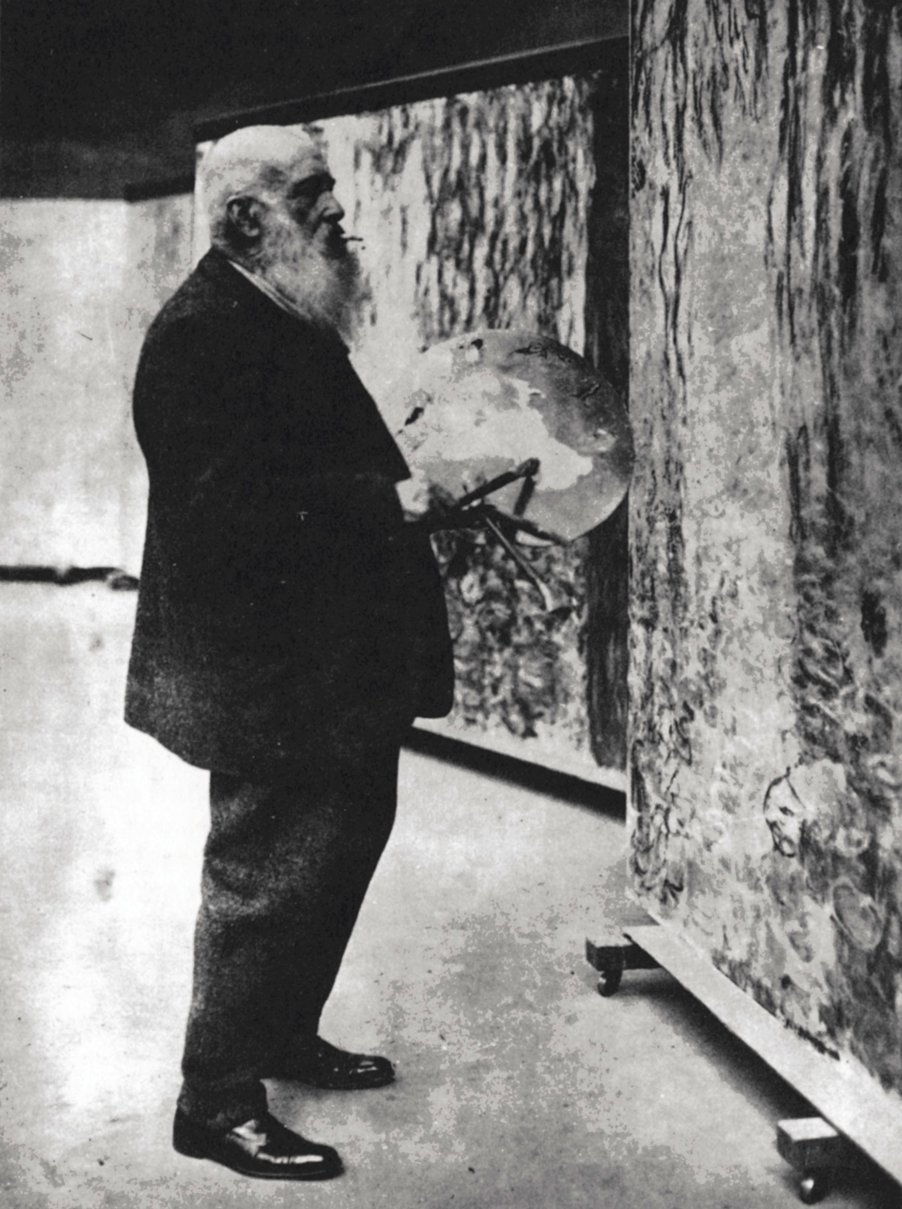 Monet in his studio in 1920, working on the Grandes décorations. Photo: Private Collection / Roger-Viollet, Paris / Bridgeman Images