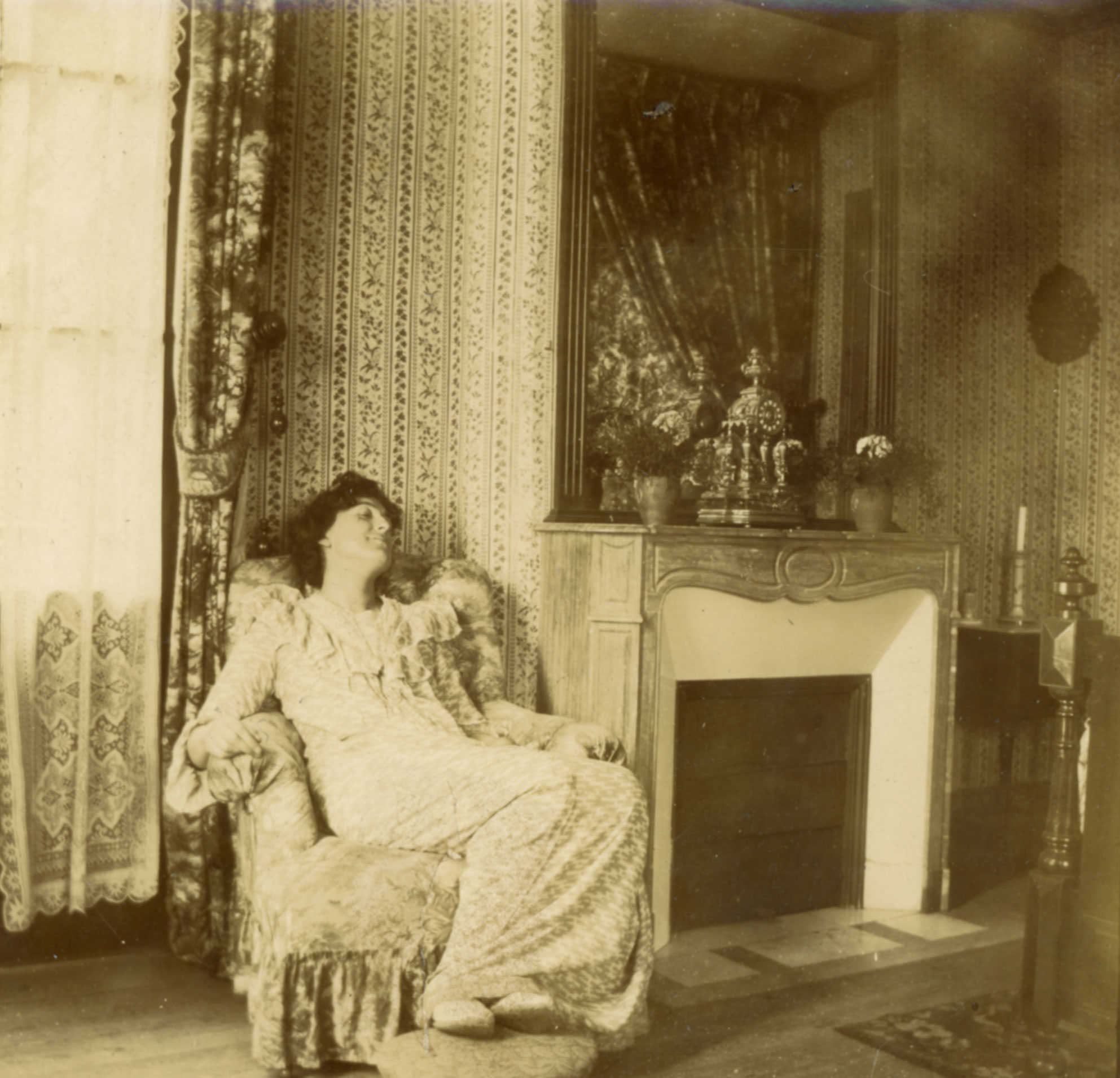 Lucy Hessel in the salon of La Terrasse, a rented villa at Vasouy near Honfleur on the fashionable Normandy coast, 1904. Gelatin original silver print. 8.4 x 8.6 cm. Photo: Archives Vuillard, Paris