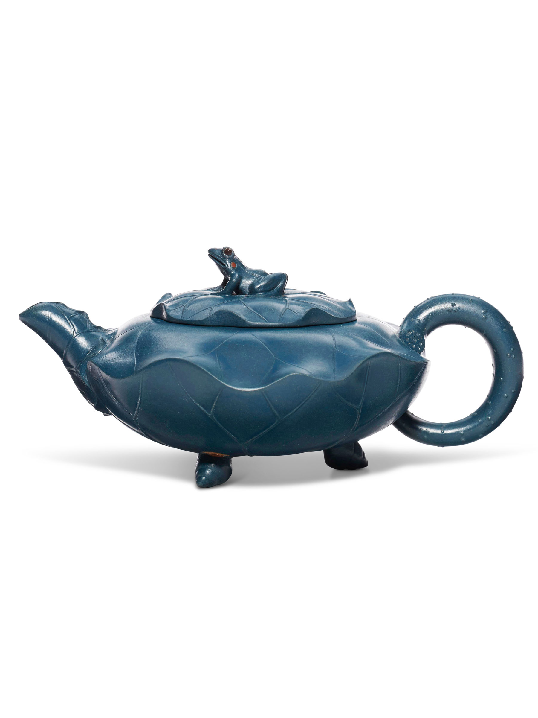 蔣蓉(1919-2008)製荷塘聽雨壺,寬6吋(15.3公分)。估價:15,000-25,000美元。此拍品於2019年3月19至26日佳士得網上拍賣壺裏乾坤:歐雲伉儷珍藏宜興紫砂器中呈獻。