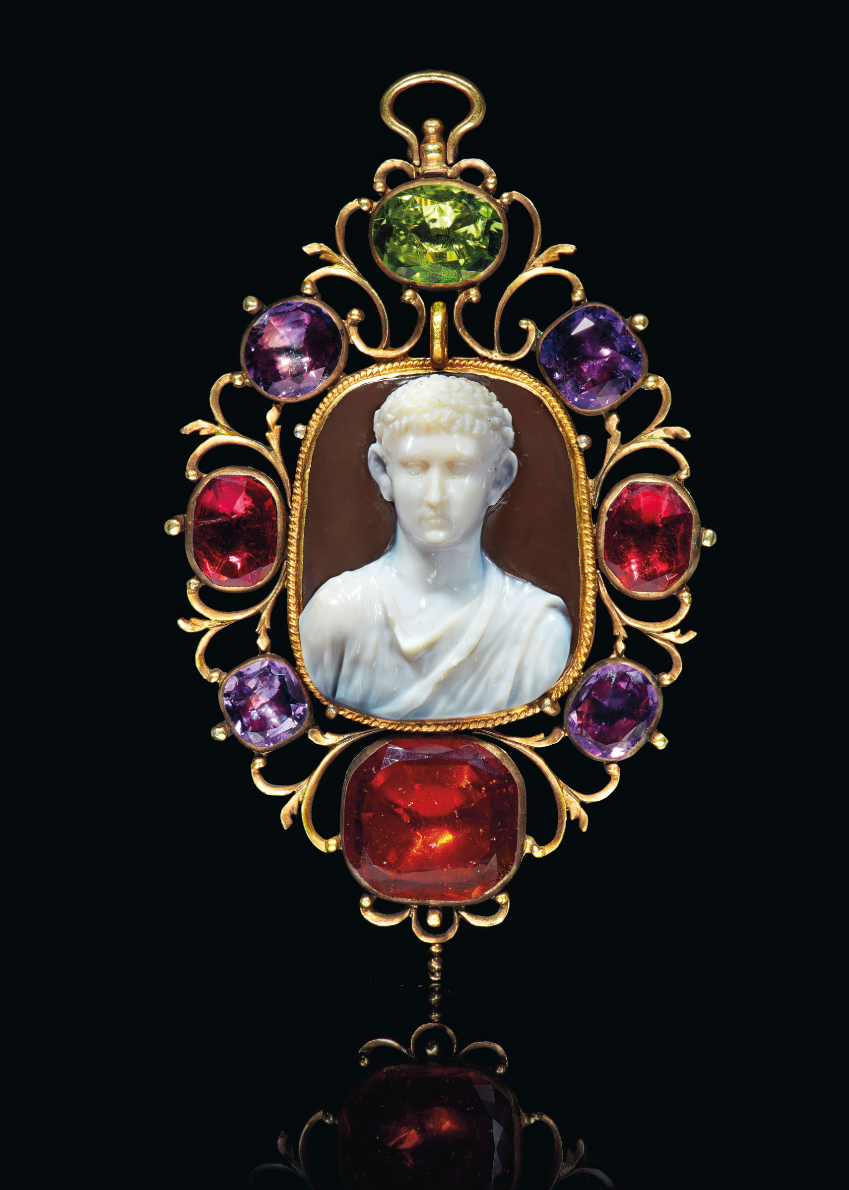 罗马儒略-克劳迪王朝王子半身像红缟玛瑙浮雕宝石,约公元一世纪初制。浮雕:长1 7/16英寸(3.6公分);镶托:长3⅞英寸(9.8公分)。此拍品于2019年4月29日在佳士得纽约售出,成交价350,000美元