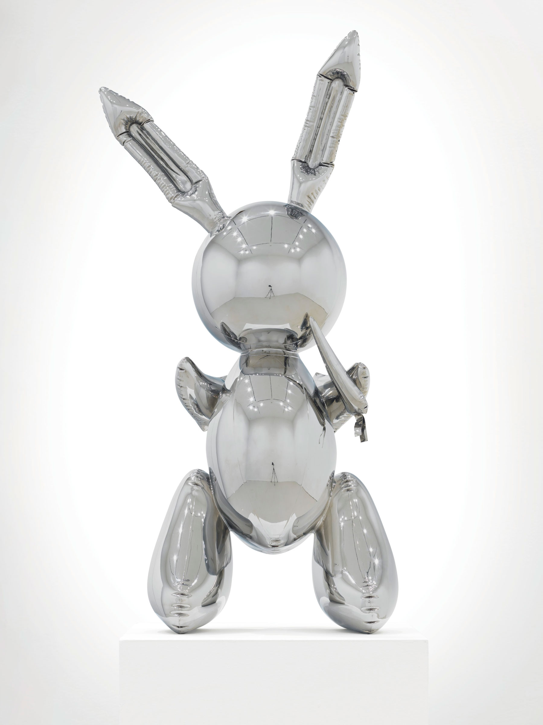 This faceless quicksilver rabbit manages to embody whole ranges of references while at the same time remaining deadpan and aloof: Disney, Playboy, childhood, Easter, Brancusi, Lewis Carroll, Frank Capra’s Harvey, Marcel Duchamp’s readymades, Andy Warhol’s Clouds, without ever plumping for a single meaning. Artwork © Jeff Koons