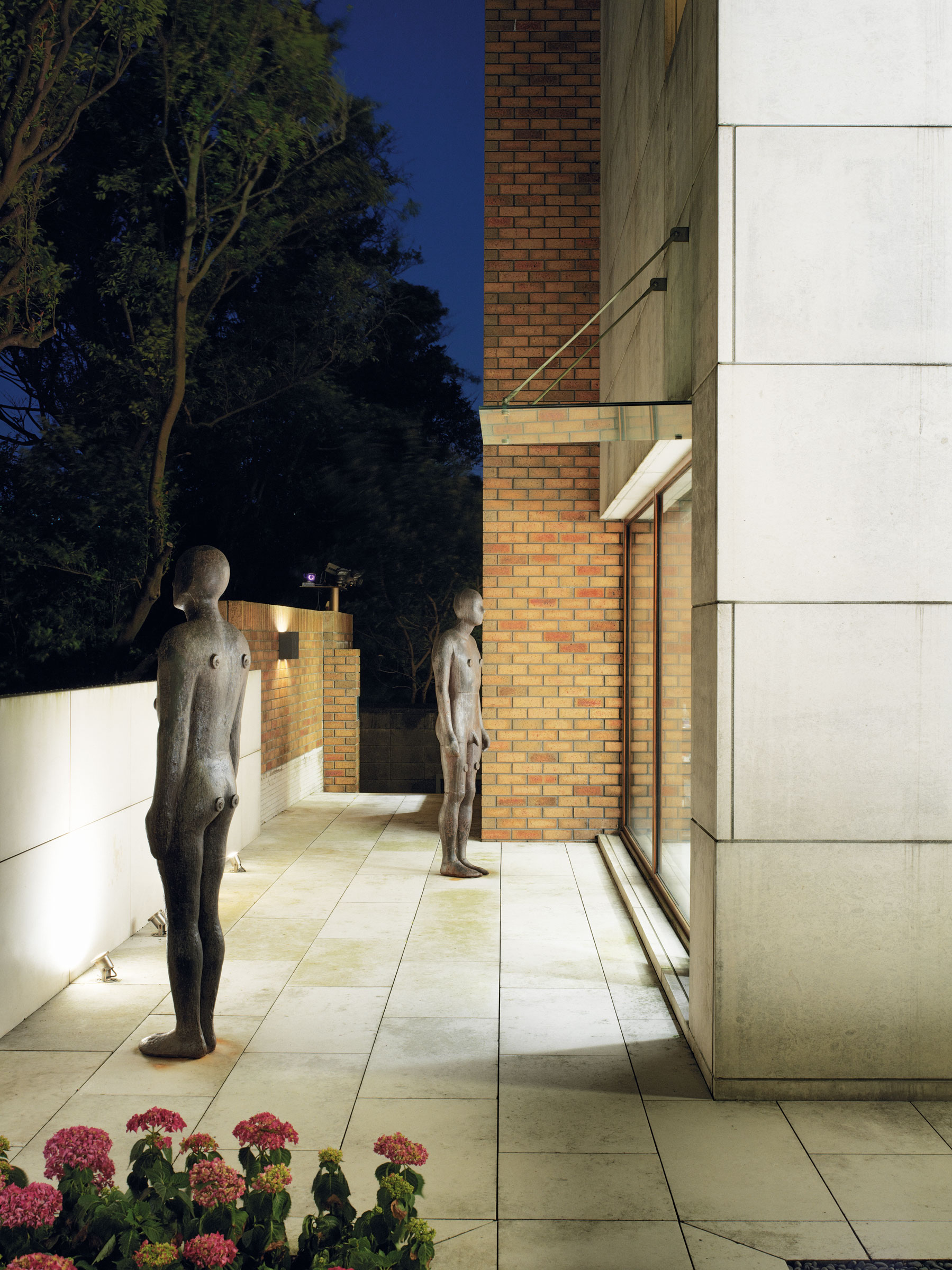 安东尼·葛姆雷,《Outside the Outside》, 1996年,铸铁,195 x 54 x 36 公分。© The artist。安东尼·葛姆雷,《Total Strangers》,1996年,铸铁,195 x 54 x 32 公分,版数6。 © The artist