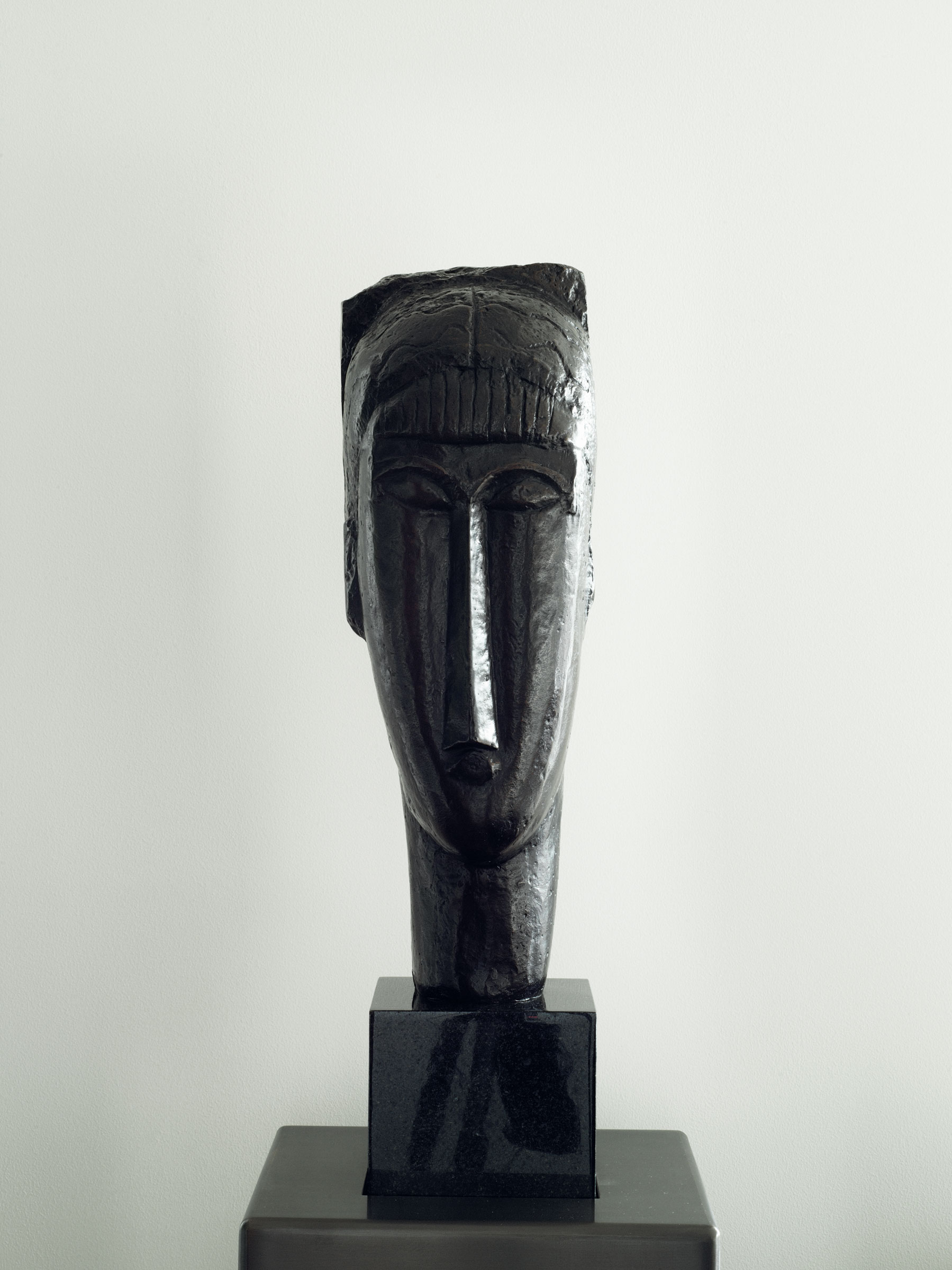 陈泰铭东京居所内的亚美迪欧·莫迪利安尼( Amedeo Modigliani)作品《Tête de jeune fille à la frange》,1912年作