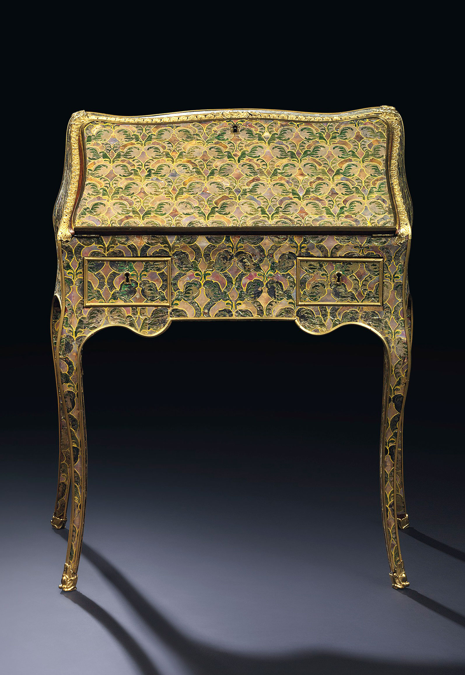 珍罕德國鍍金貝母、綠色和鎏金塗漆銀箔、紫檀木和緞木書桌，據考為法蘭茲‧澤勒製，約1750至1760年。高：37&frac12;吋(95.2公分)；寬：31 &frac34;吋(80.5公分)；深：17&frac34;(45公分)。估價：600,000-800,000英鎊。此書桌於2019年7月4日佳士得倫敦尊尚珍品拍賣中亮相
